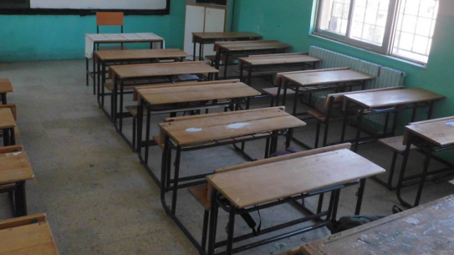 مقاعد دراسية في إحدى المدارس الحكومية
