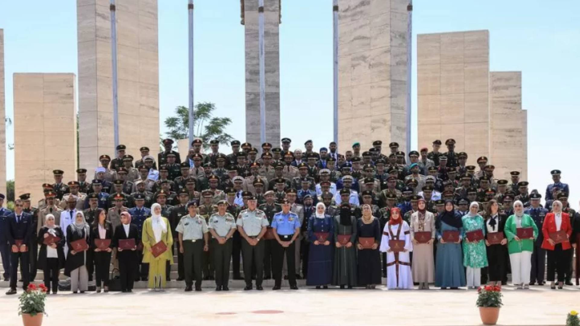 حفل تخريج دورة الدفاع الوطني 20 في كلية الدفاع الوطني