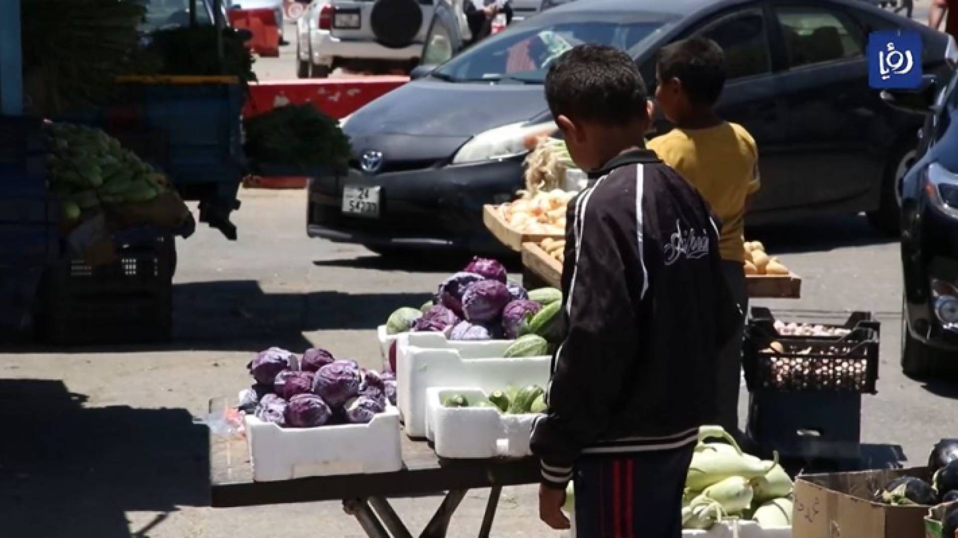 صورة من لأطفال يعملون في بيع الخضار