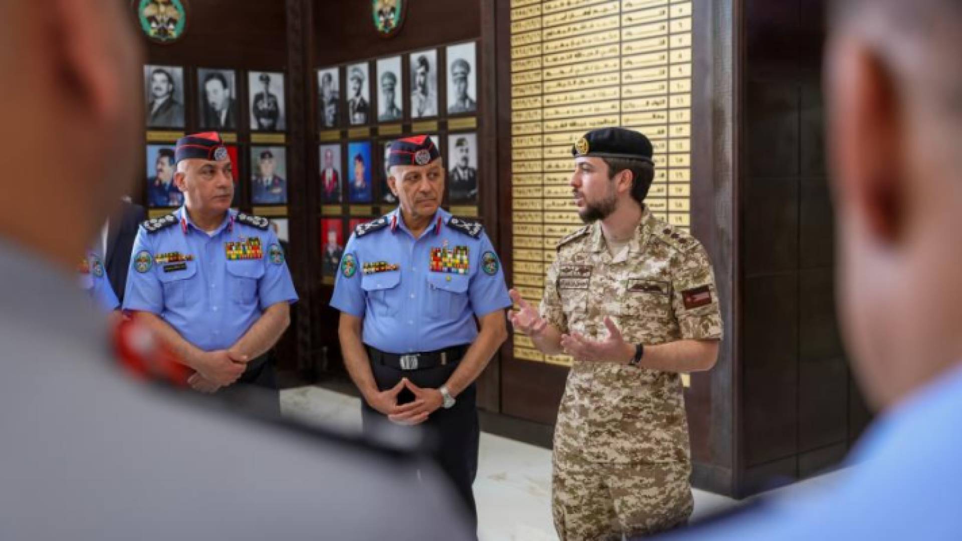 سمو الأمير الحسين بن عبدالله الثاني ولي العهد أثناء زيارة مديرية الأمن العام