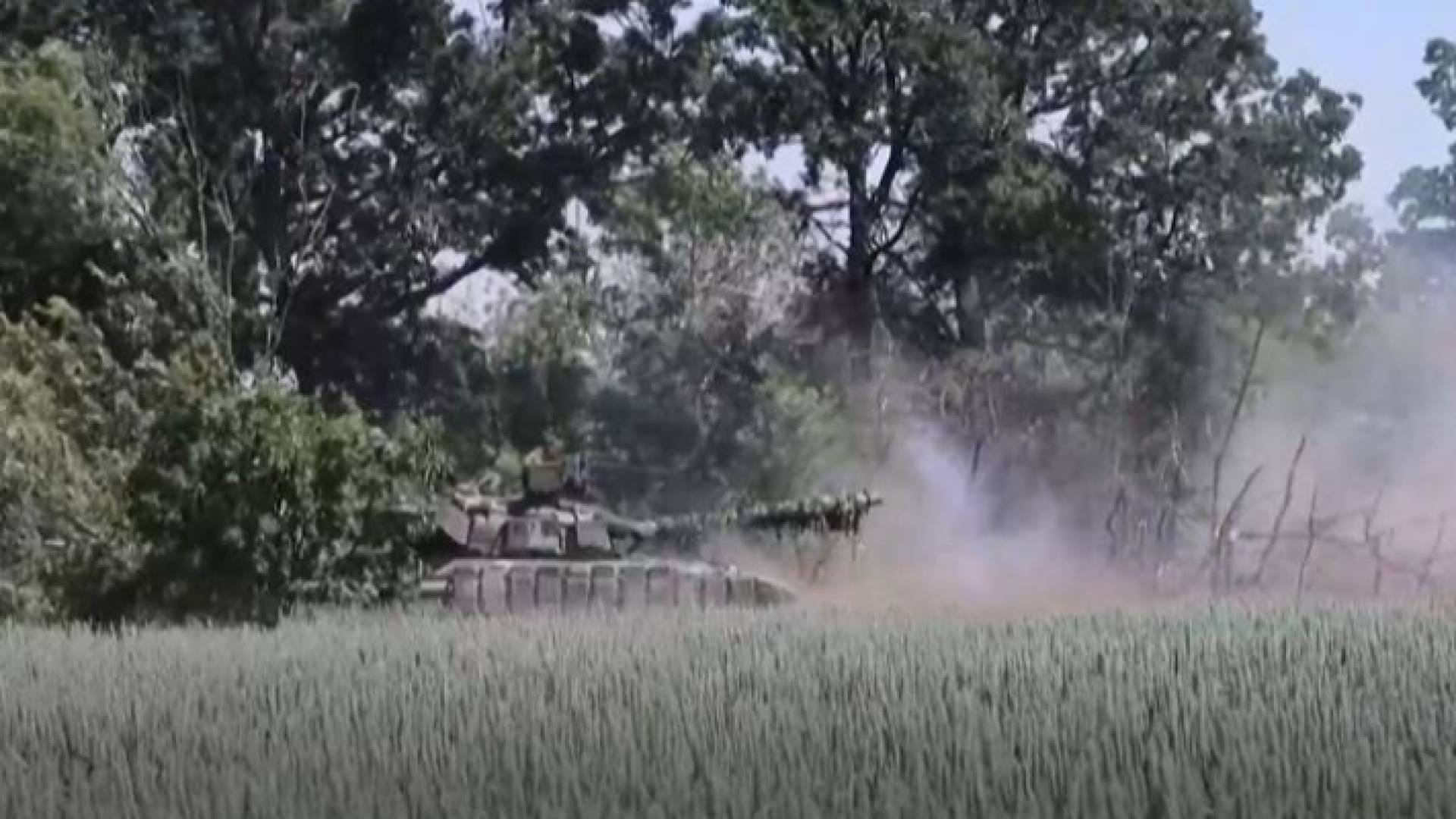 آلية عسكرية تطلق القذائف "أرشيفية"