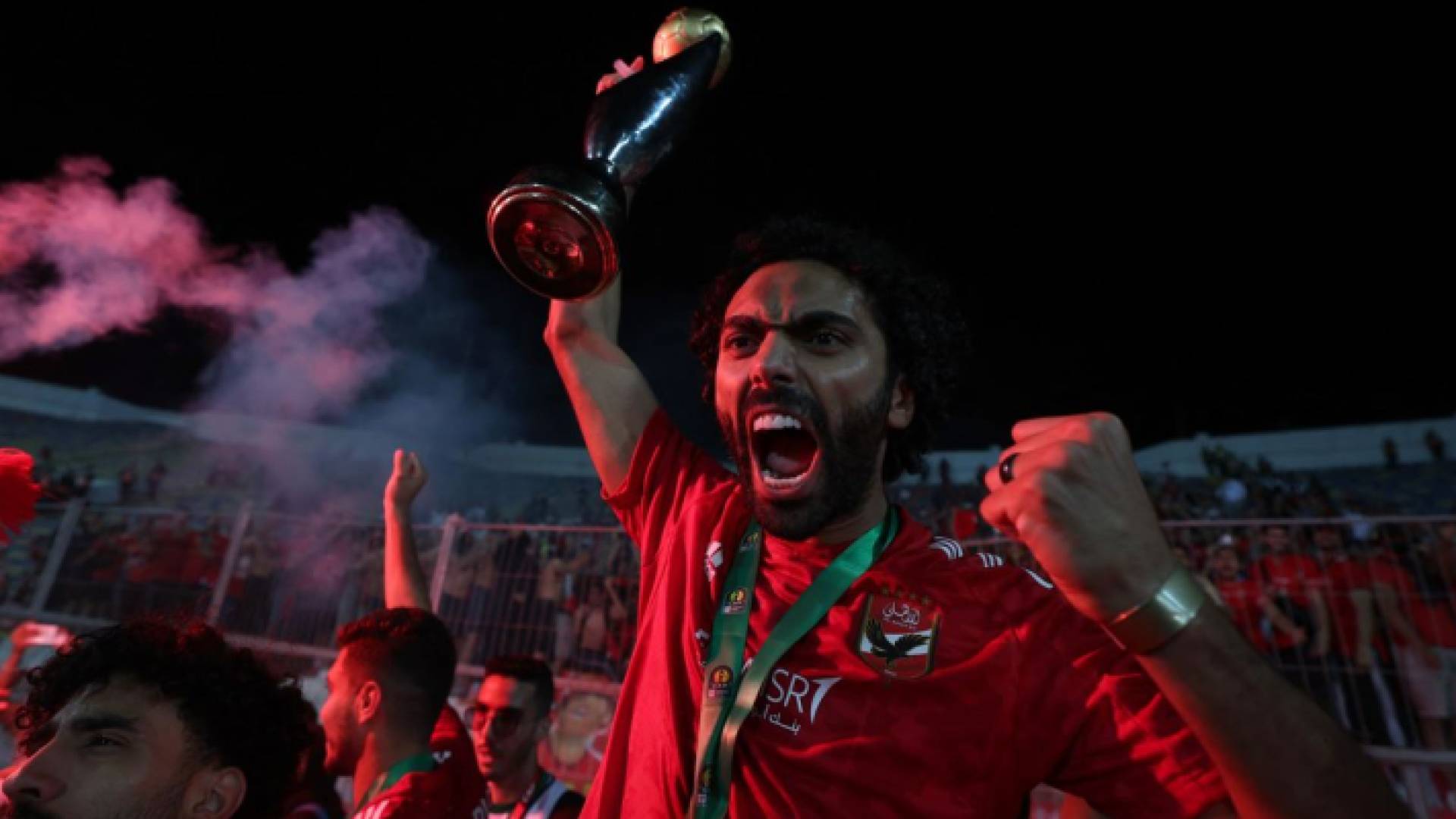 لحظة تتويج الأهلي المصري بلقب البطولة