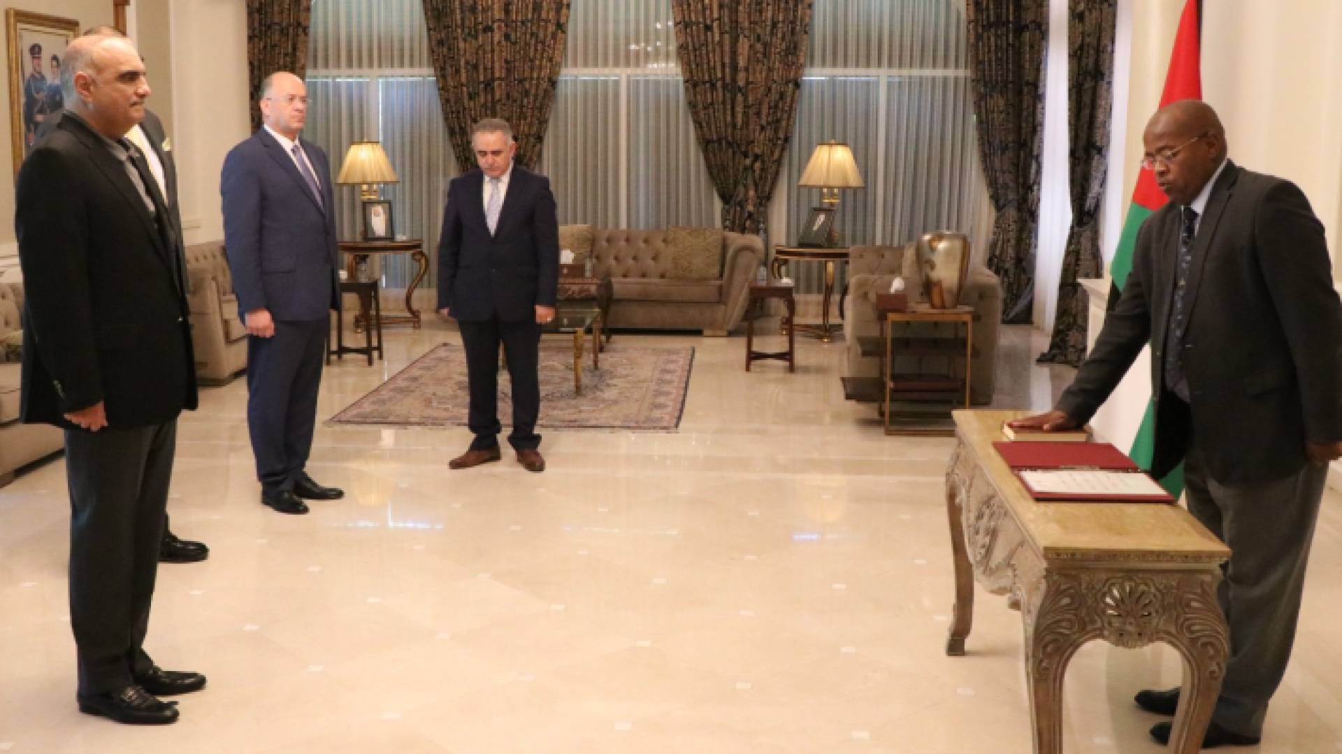 أعضاء في مجلس هيئة اعتماد مؤسسات التعليم العالي يؤدون اليمين القانونية أمام رئيس الوزراء