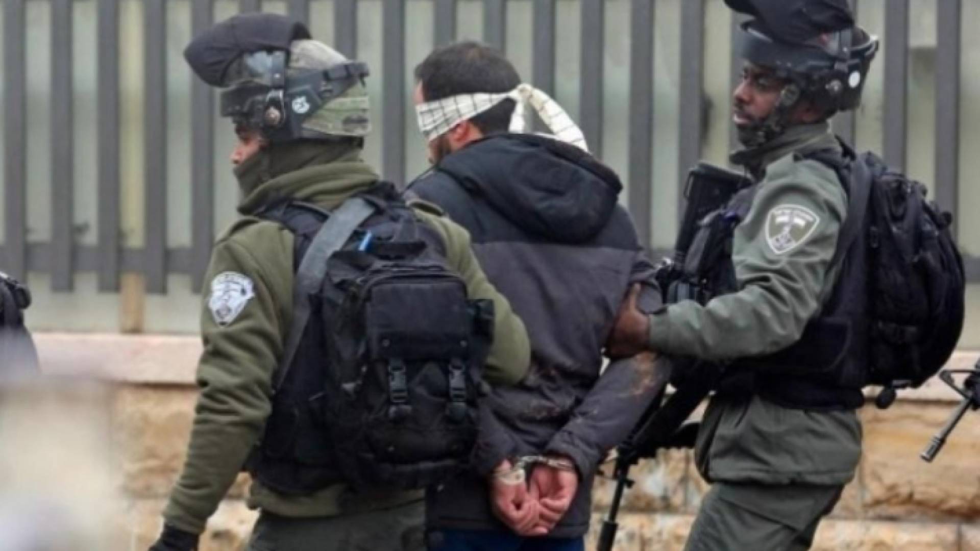 الاحتلال يعتقل فلسطينيا
