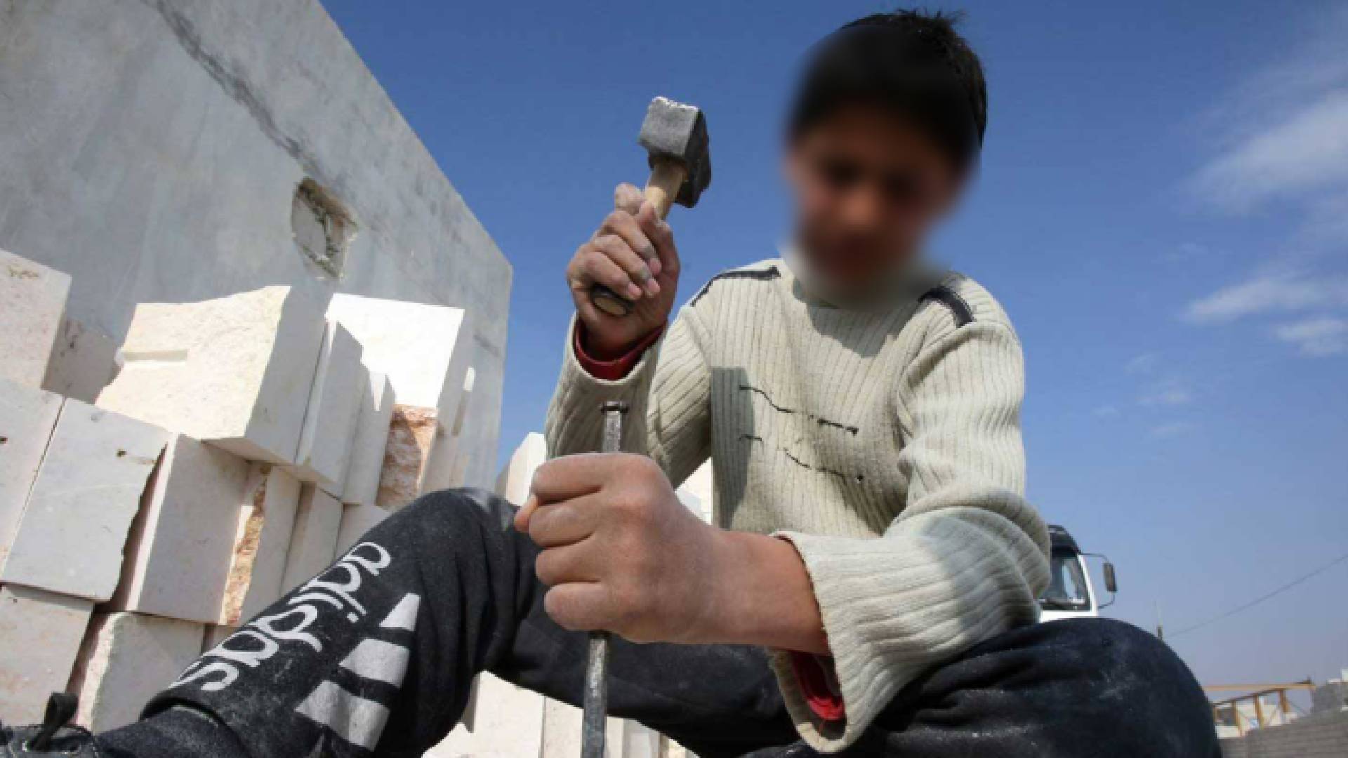 طفل يعمل بمهنة خطرة