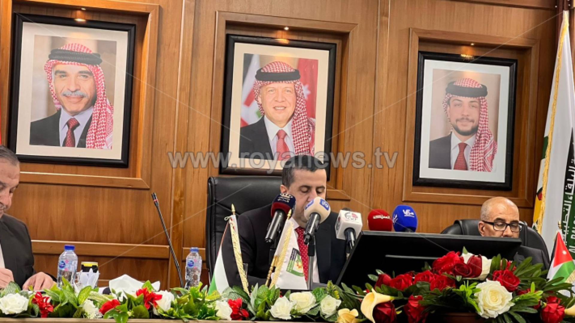 العجلوني خلال المؤتمر الصحفي