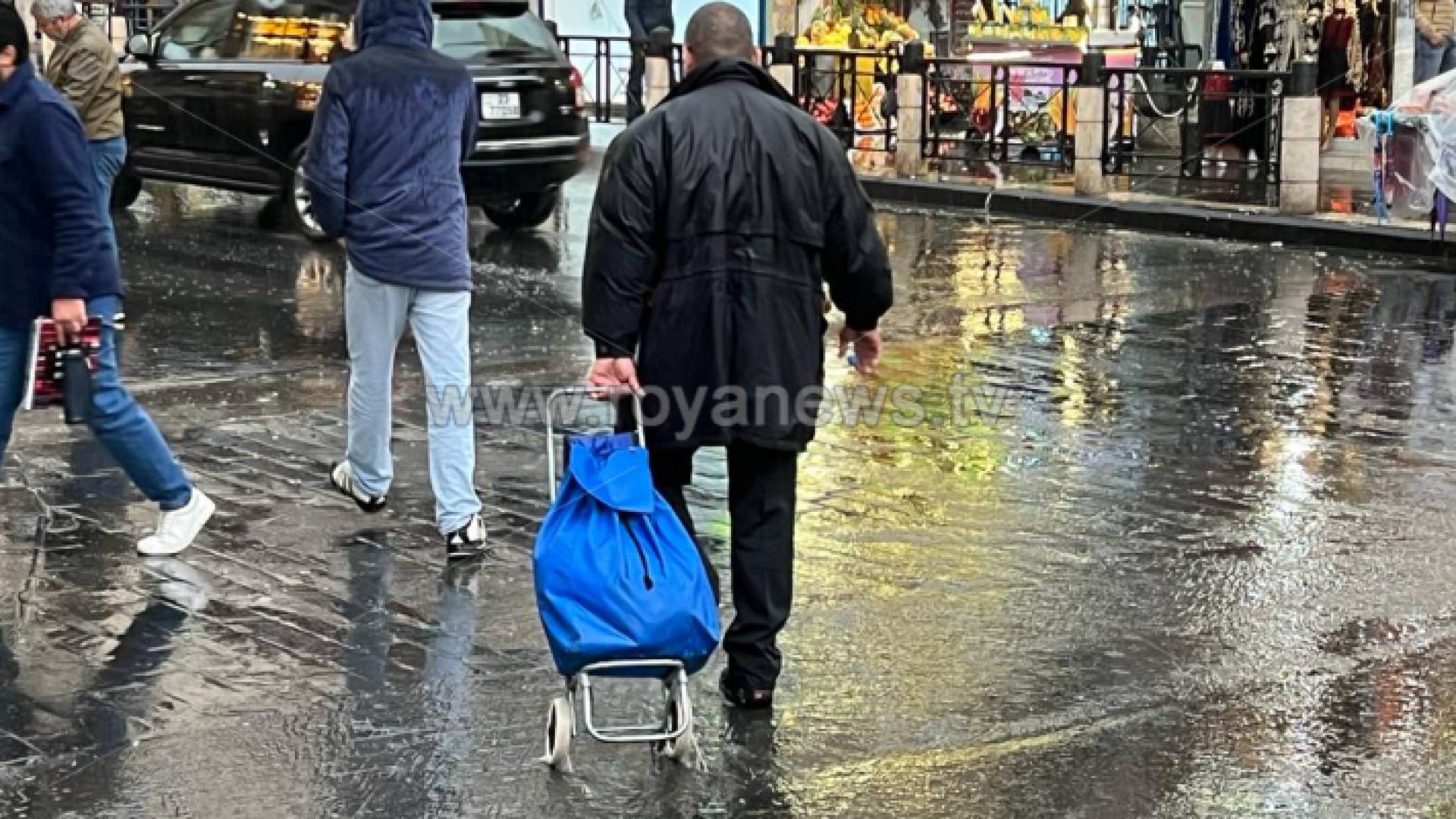 شخص في أحد شوارع العاصمة عمان بعد هطول الأمطار