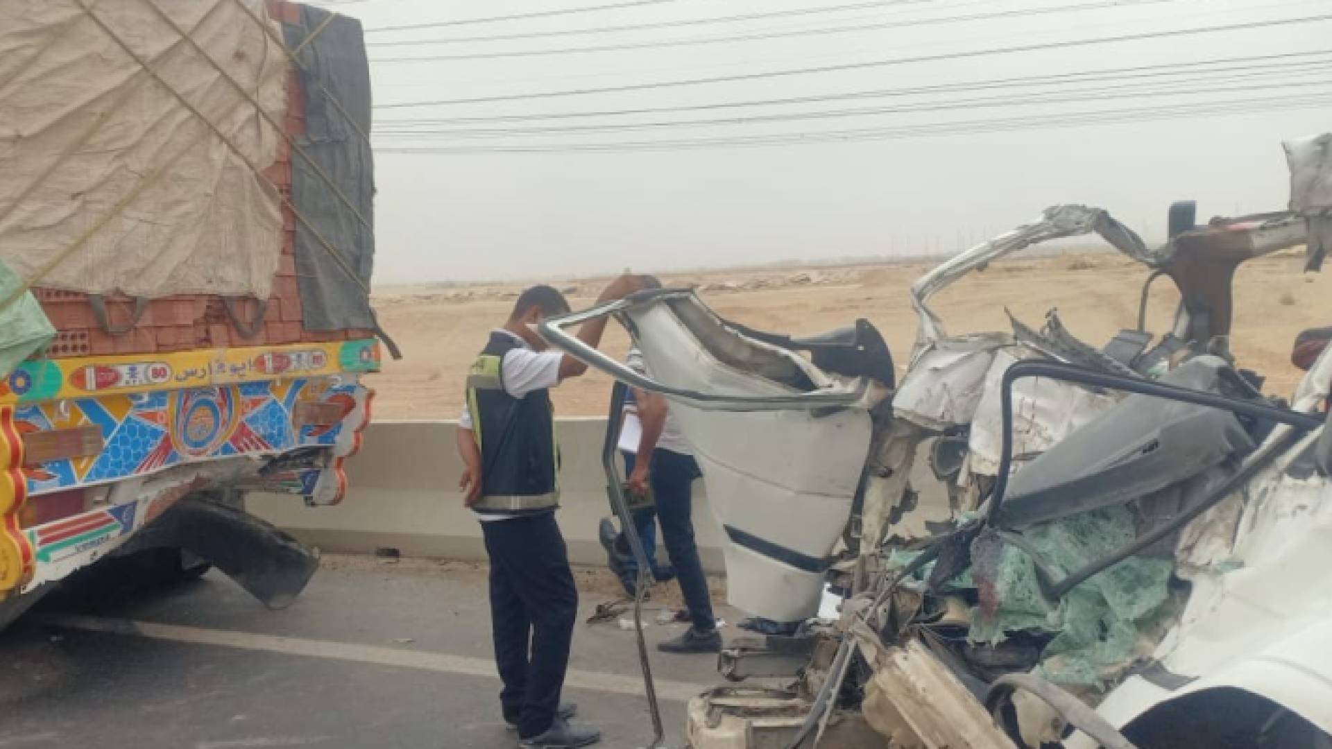 آثار الحادث الأليم الذي وقع على الطريق الصحراوي في مصر