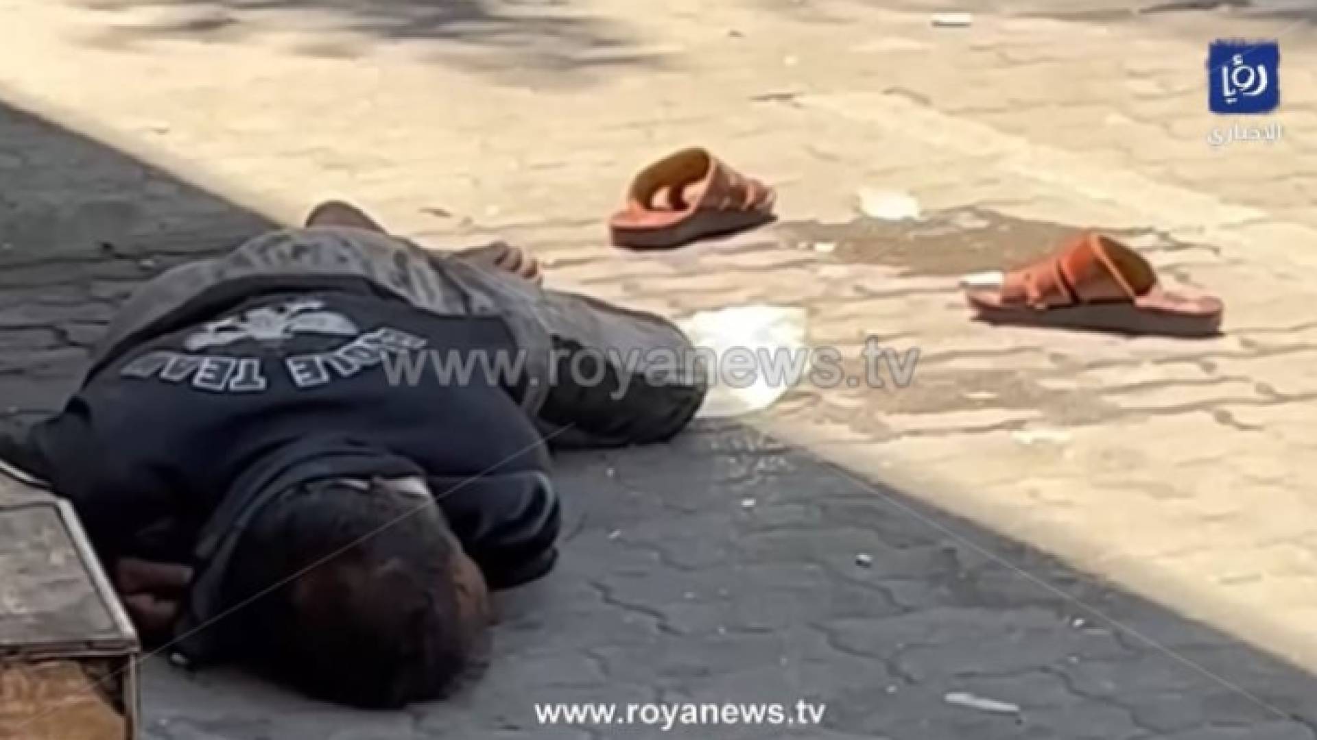 صورة للشخص وهو يجلس على قارعة الطريق
