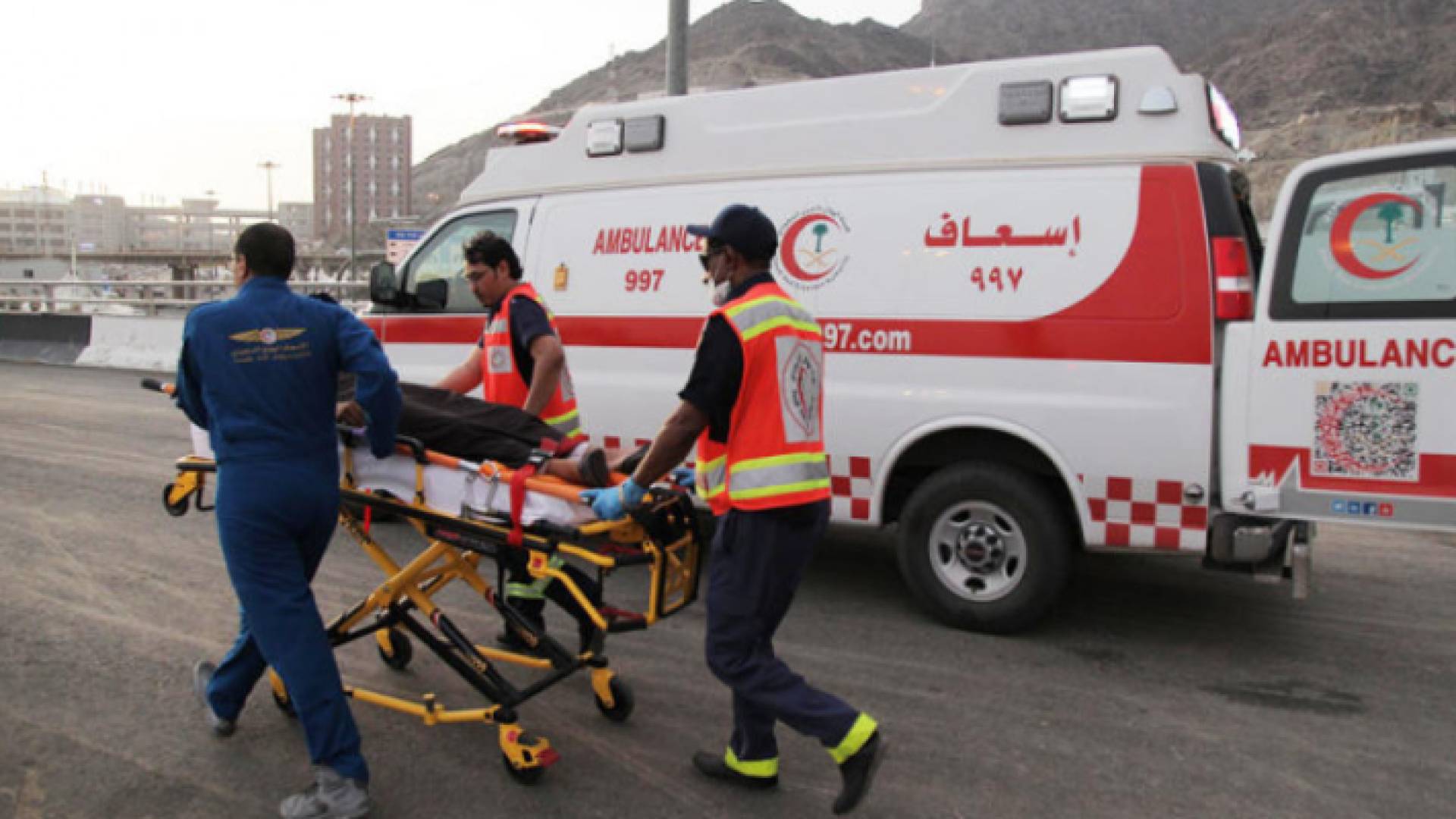 صورة تعبيرية لنقل مصاب خلال سيارة إسعاف