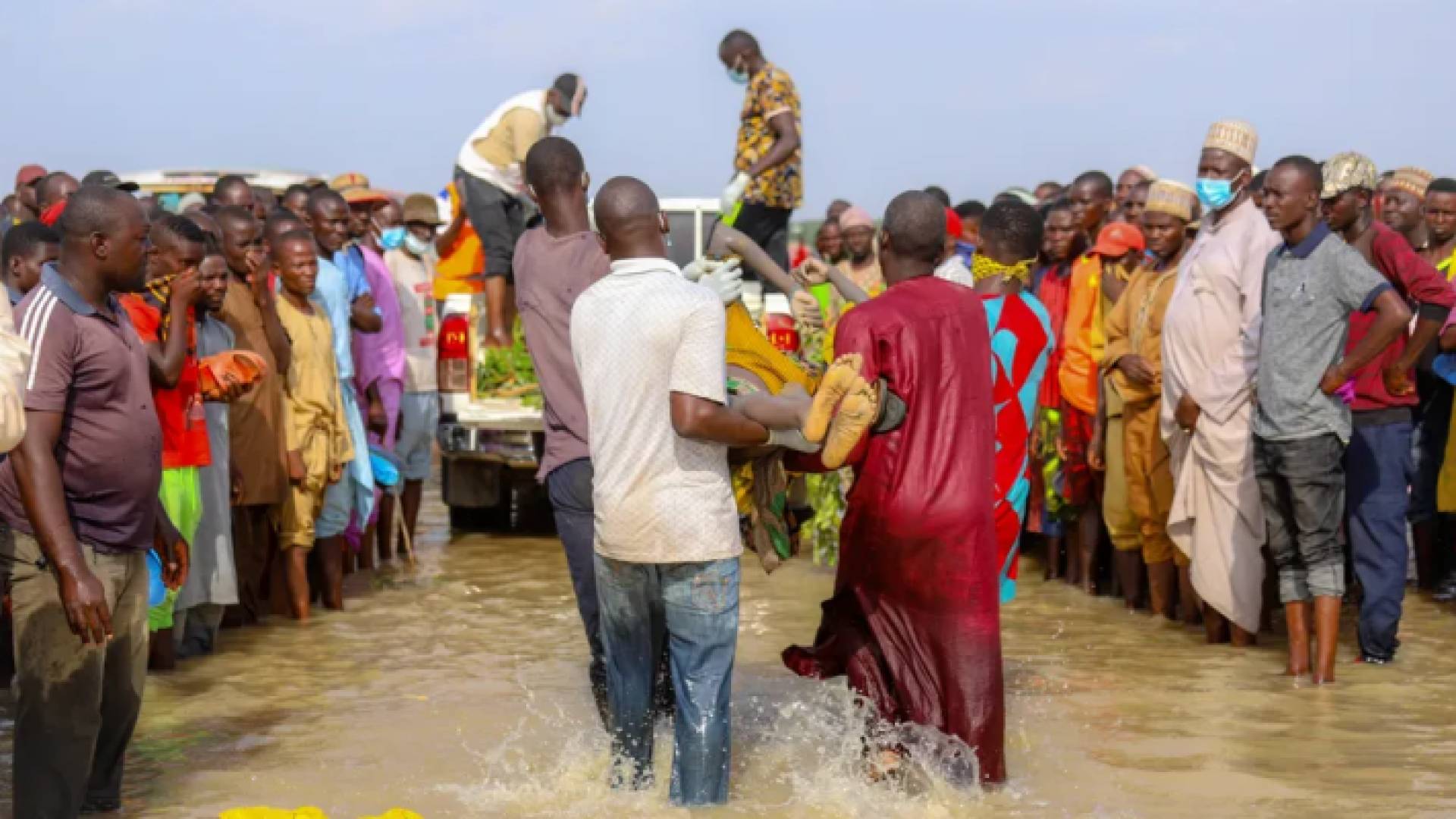 صورة لغرق مركب سابق في نيجيريا