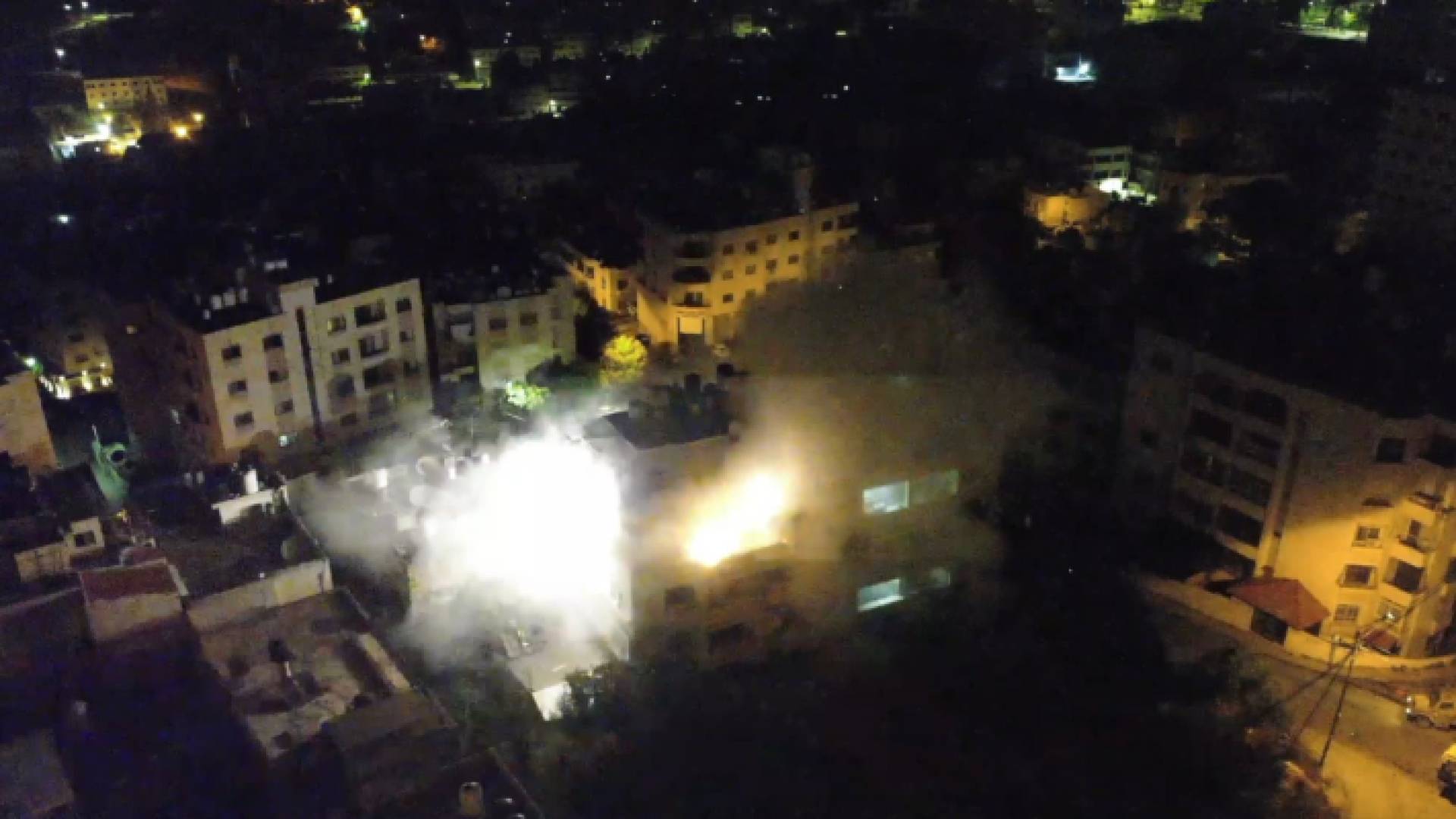 قوات الاحتلال خلال تدميرها أحد المنازل