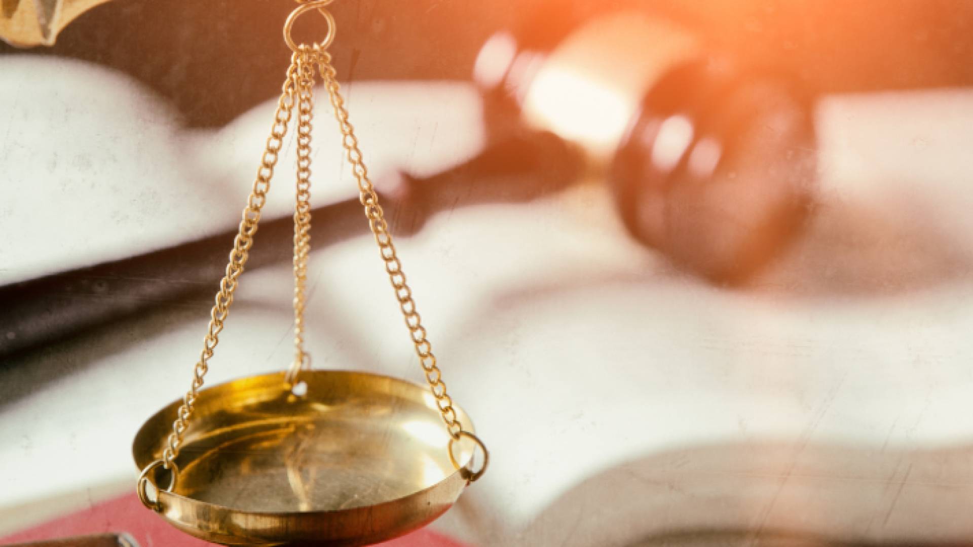 ميزان العدل ومطرقة حاكم "أرشيفية"