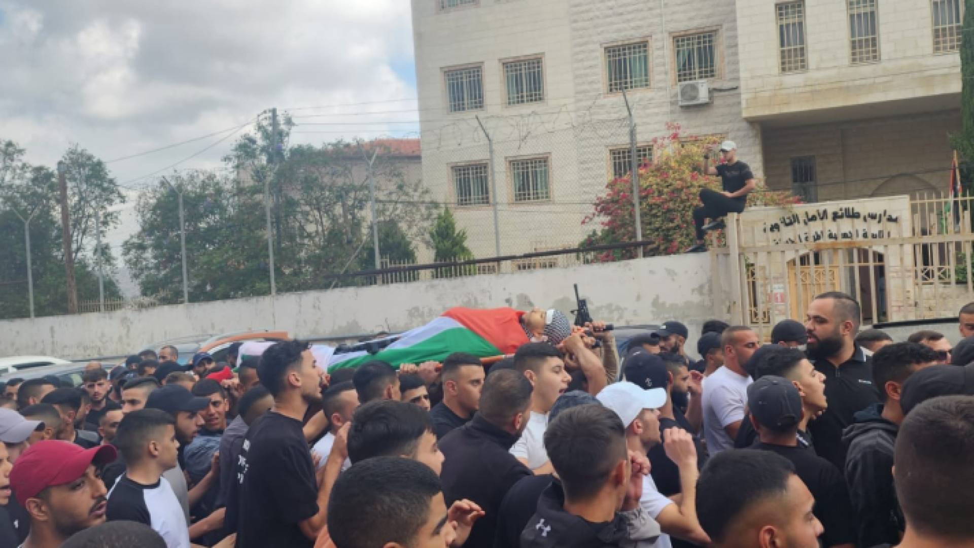 الفلسطينيون يشيعون جثمان الشاب خليل الأنيس