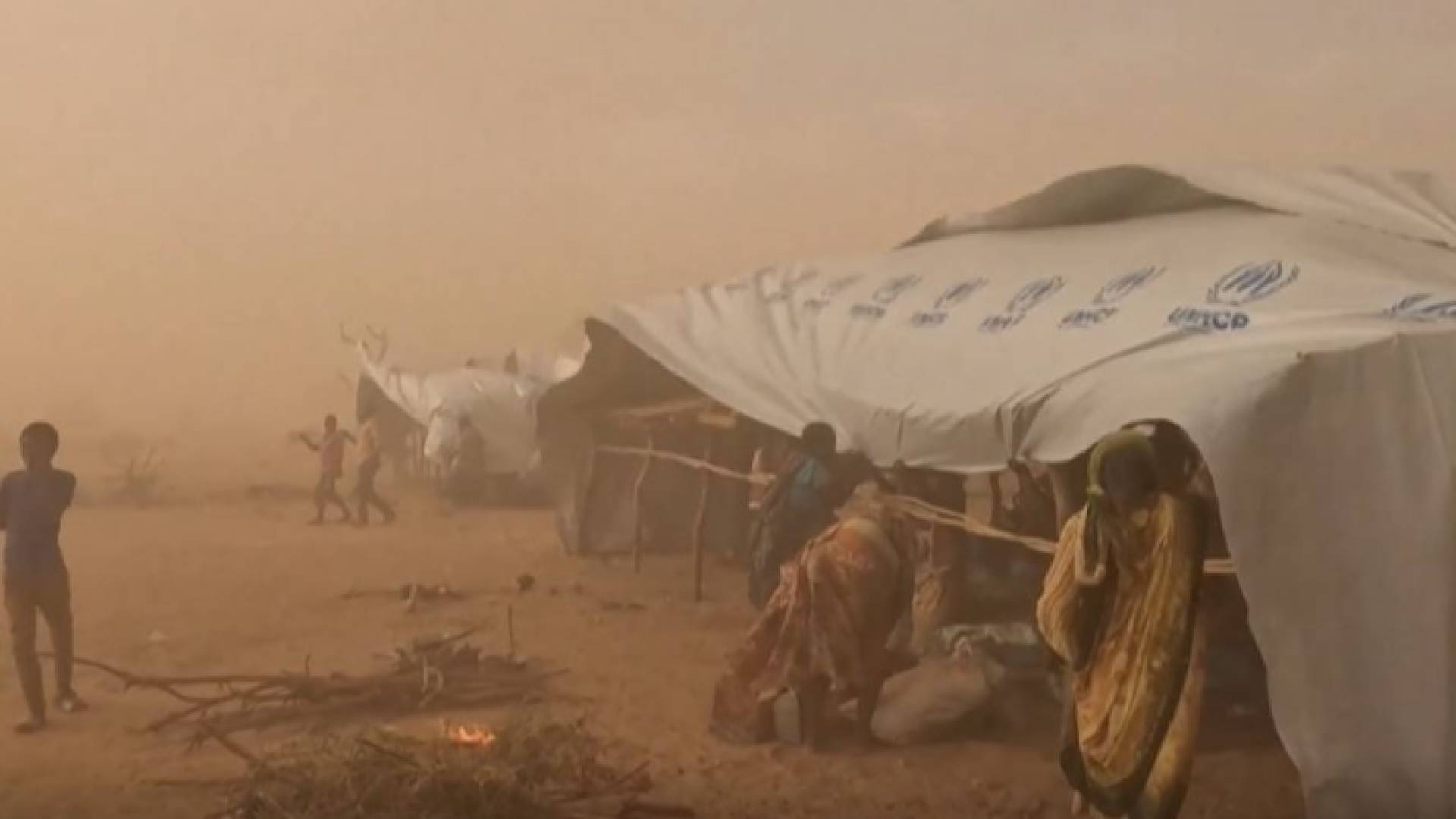 نازحون ولاجئون تحت الخيام