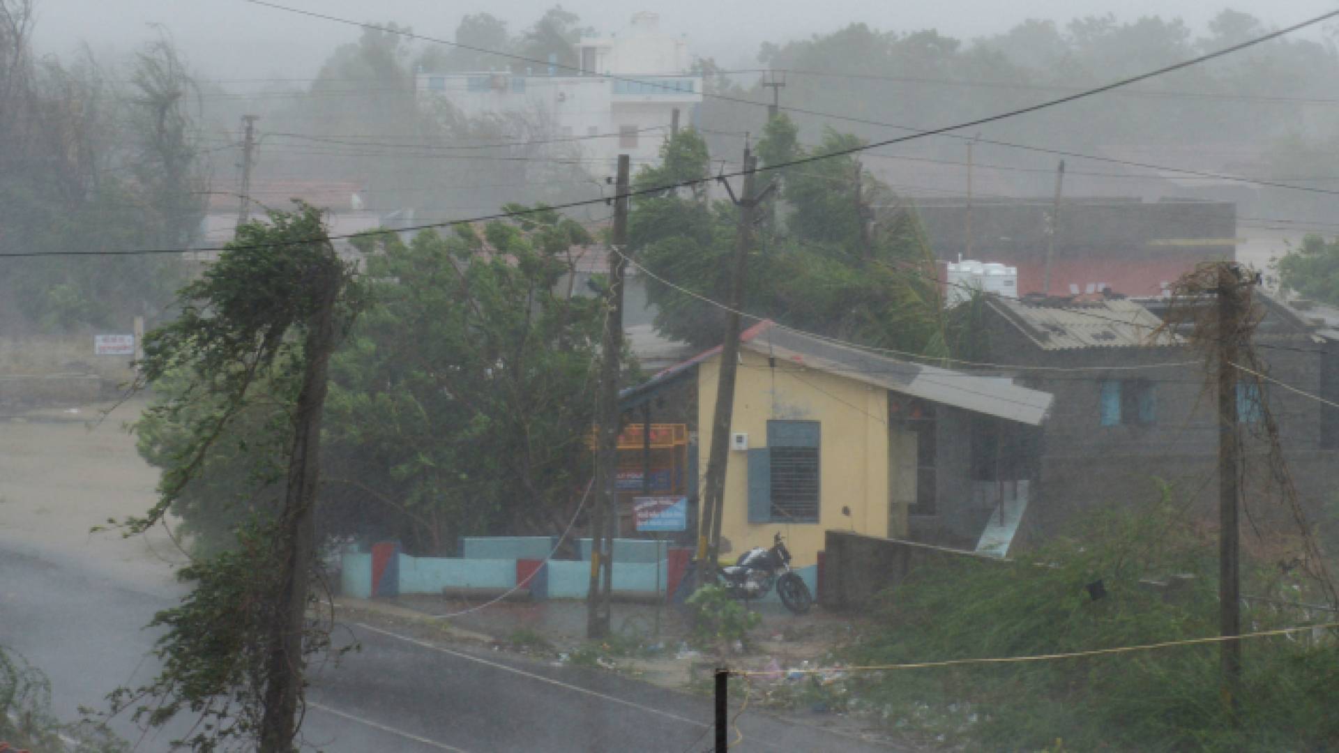 أشخاص في الهند عقب الإعصار القوي