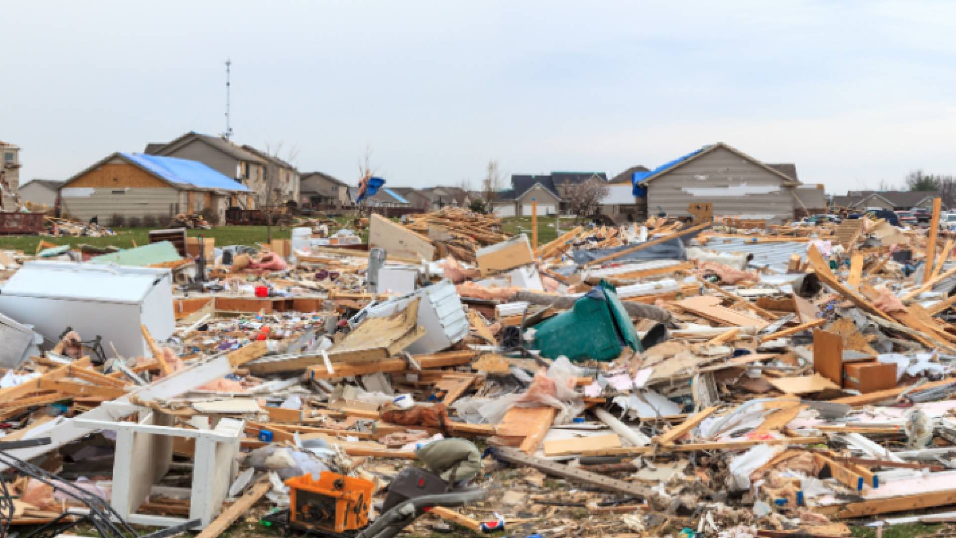 آثار إعصار قوي "أرشيفية"