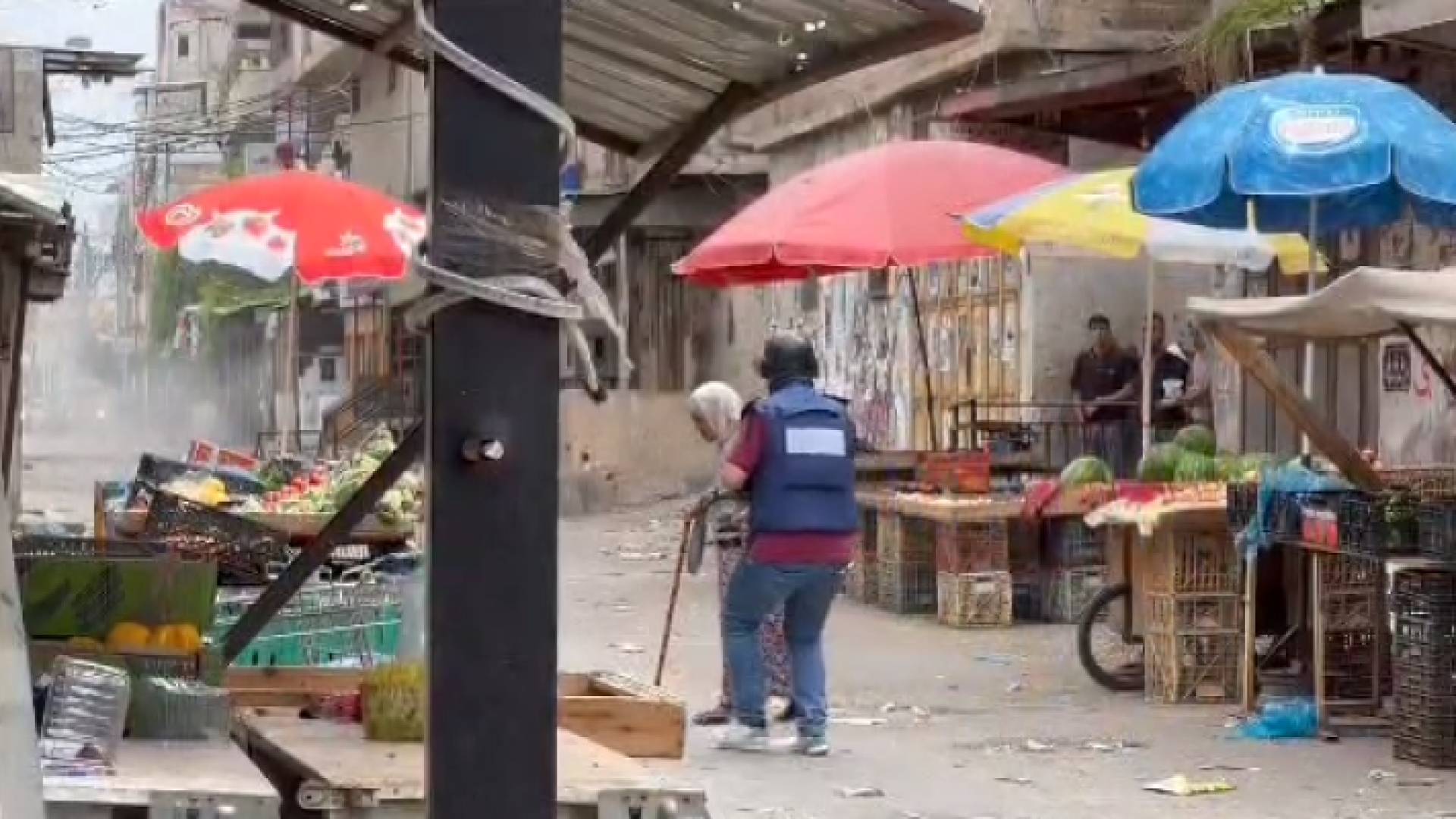 حافظ أبو صبرا أثناء مساعدة الحاجة الفلسطينية