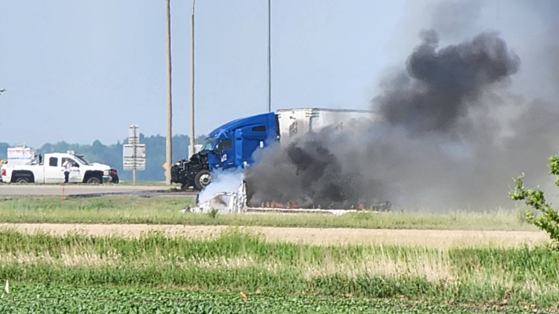 دخان يخرج من سيارة في أعقاب حادث طريق خلف 15 قتيلا بالقرب من كاربيري