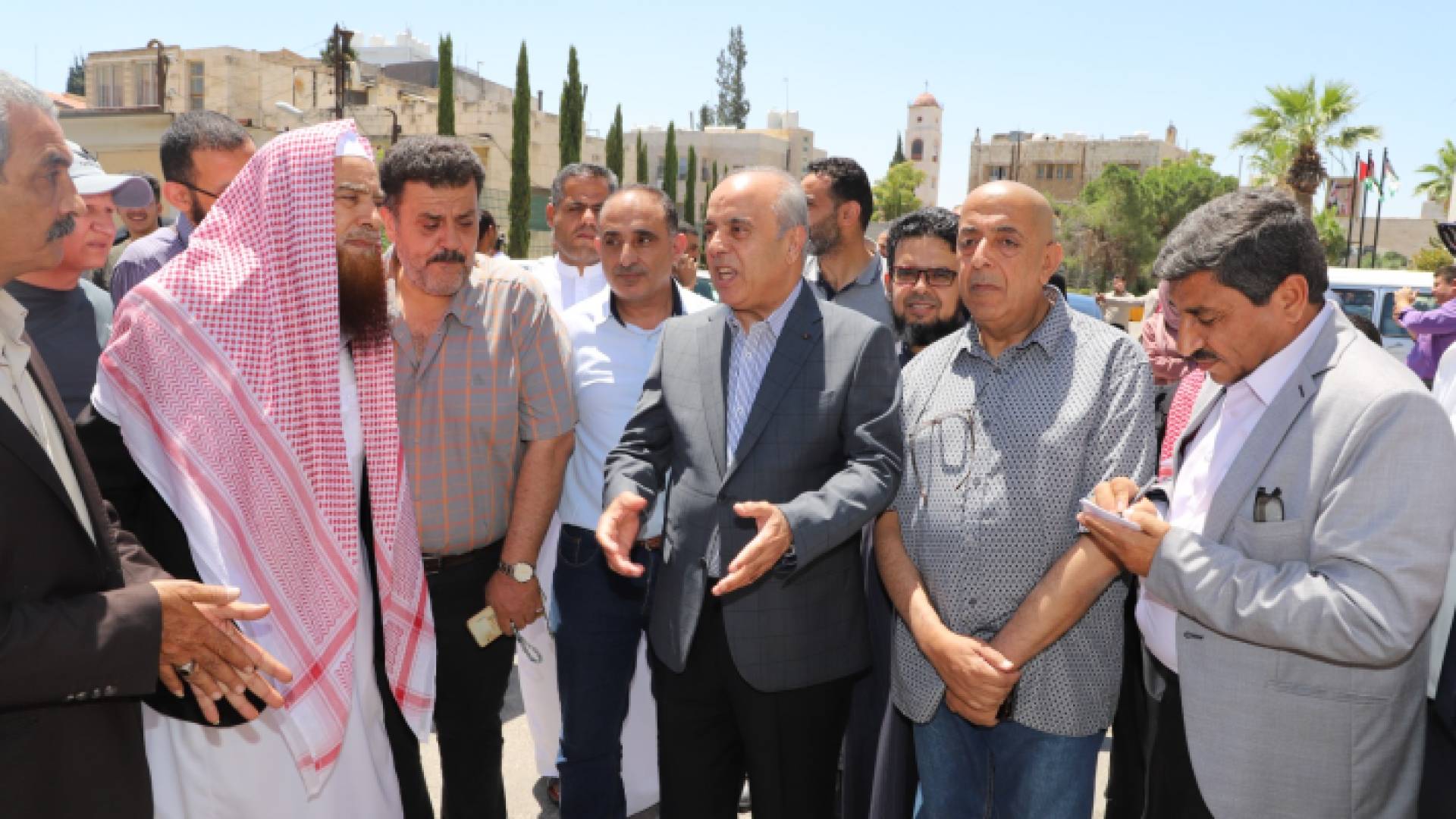 وزير التربية والتعليم عزمي محافظة أثناء وداع بعثة الحج