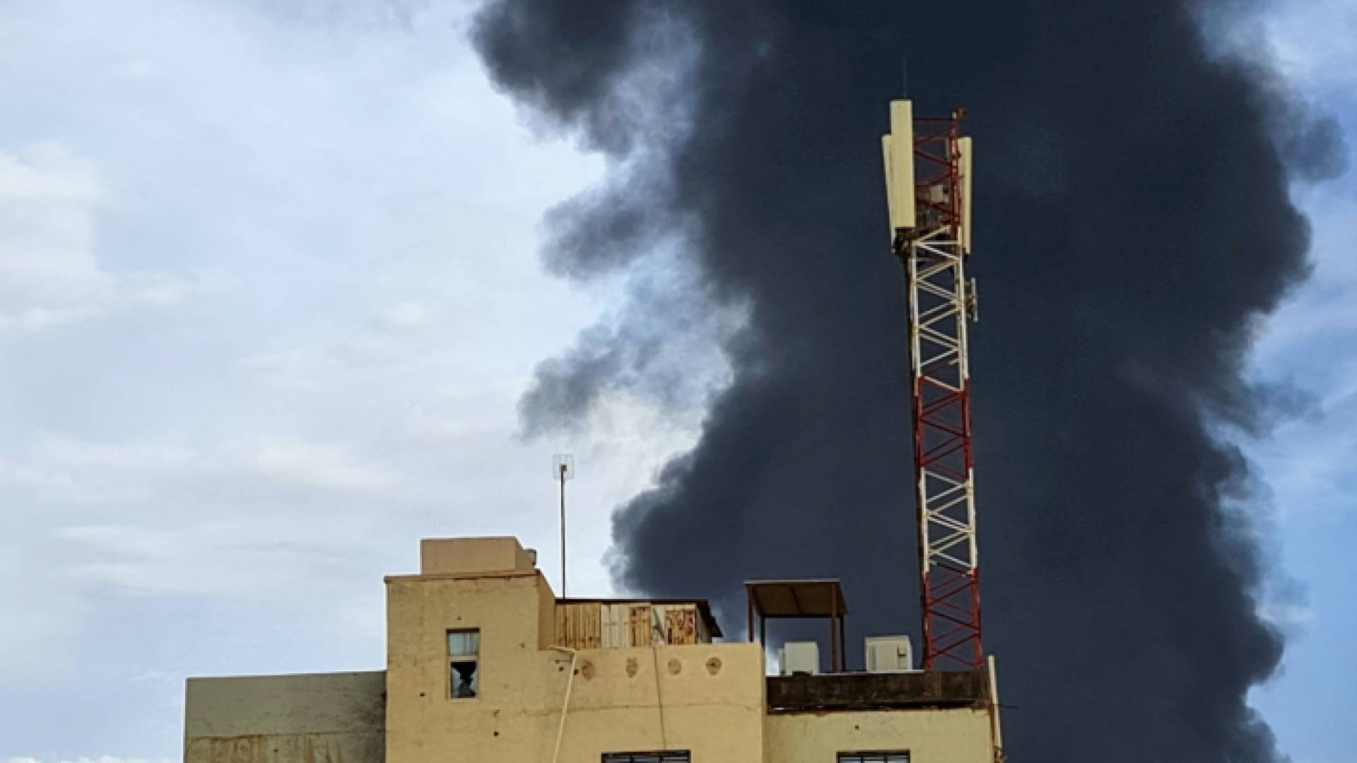 دخان جراء الاشتباكات في إحدى المناطق السودانية