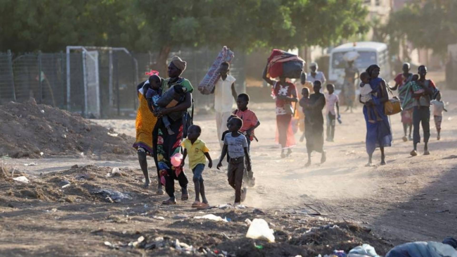 نزوح مئات الآلاف من السودانيين