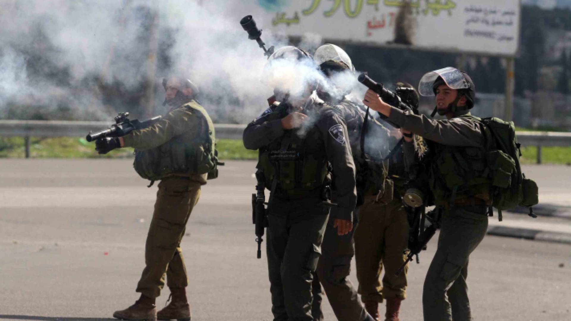 قوات الاحتلال تطلق قنابل الغاز تجاه الفلسطينيين