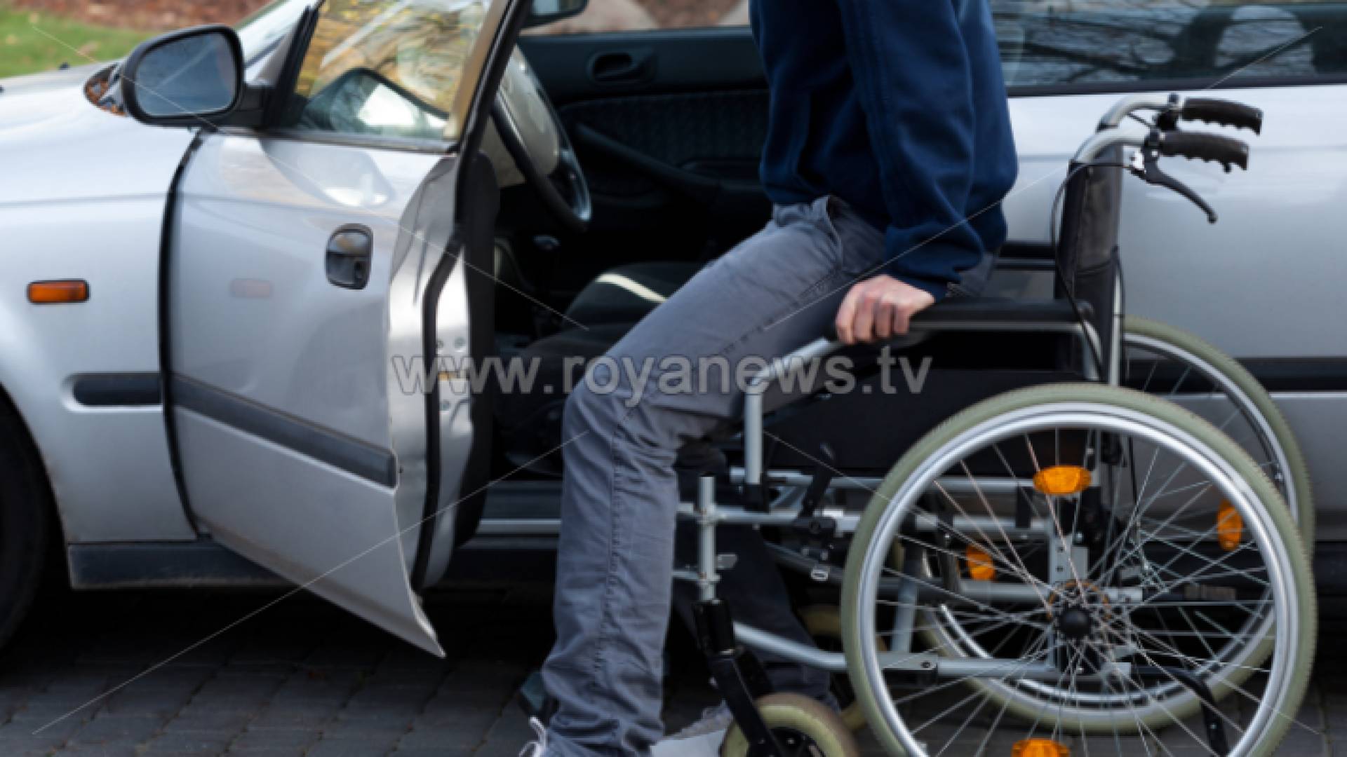 شخص ذوي إعاقة يصعد بمركبته "أرشيفية"