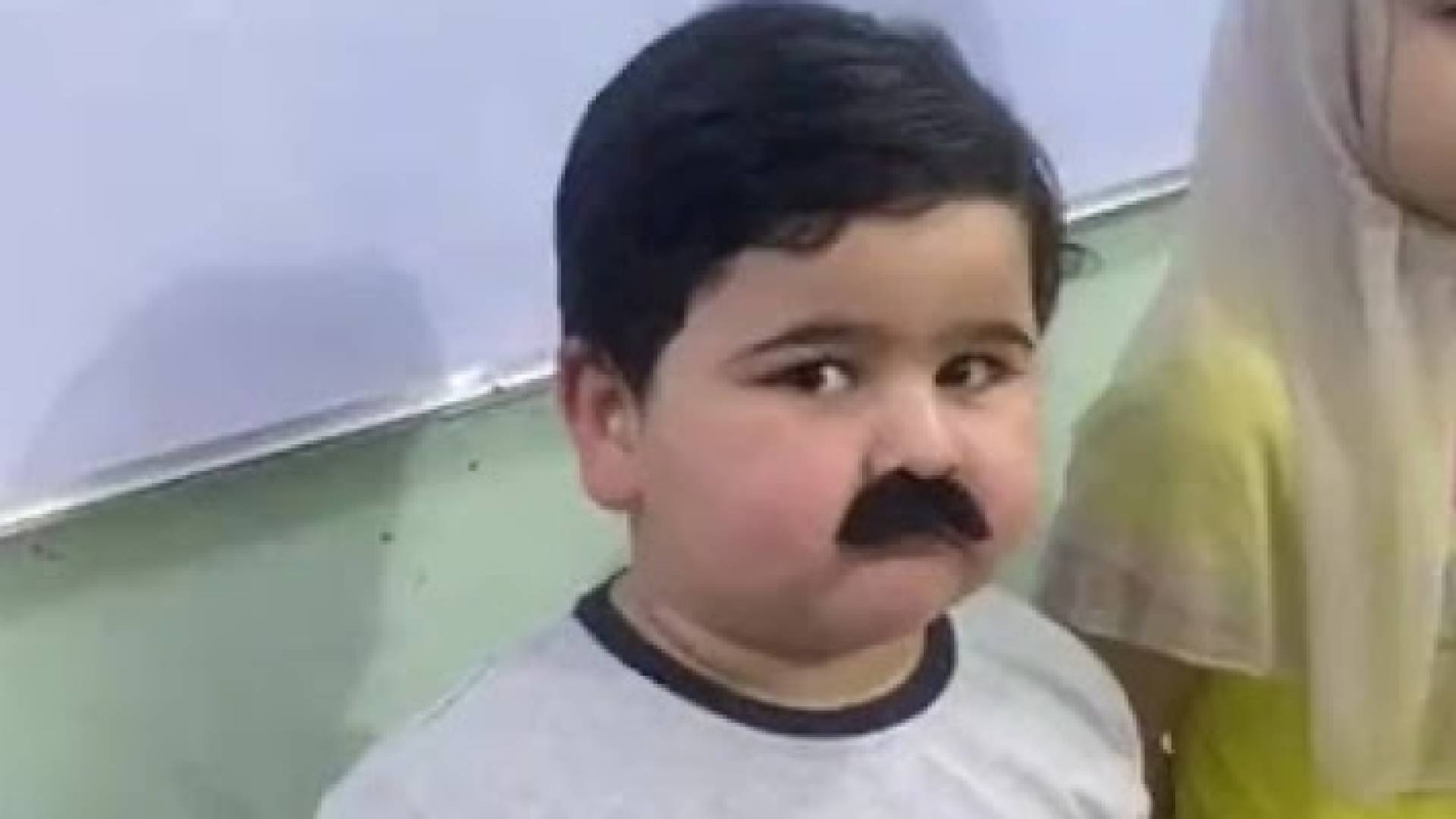 الطفل العراقي الذي ظهر بشنب