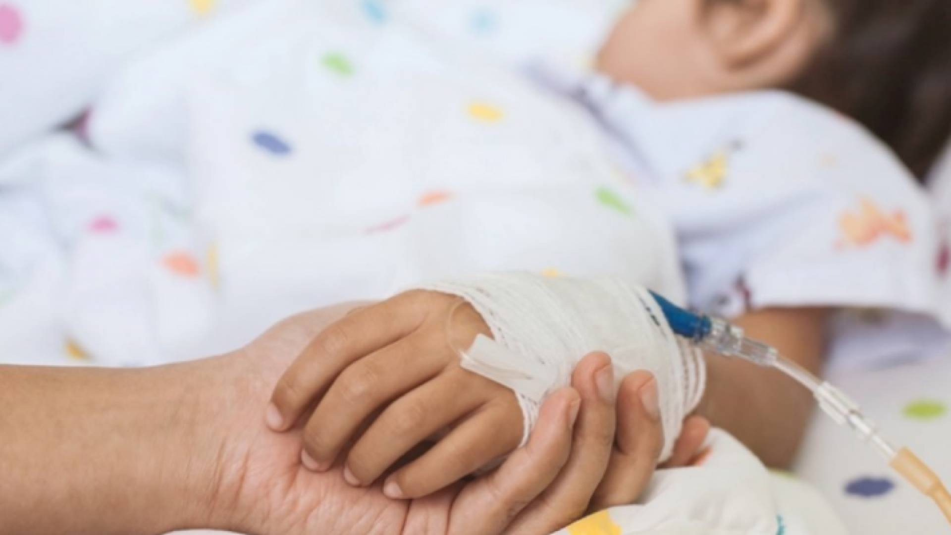 صورة تعبيرية لطفلة ترقد على سرير الشفاء