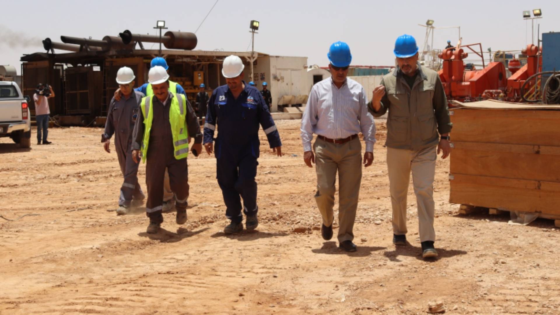 وزير الطاقة والثروة المعدنية صالح الخرابشة خلال جولة في حقل الريشة