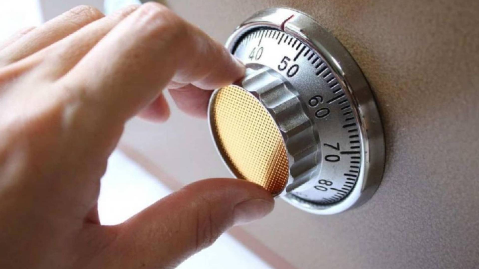 صورة تعبيرية لشخص يفتح قاصة