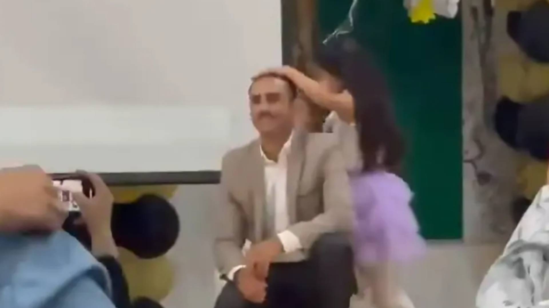 الأب الأردني أثناء جلوسه بجوار طفلته الراقصة