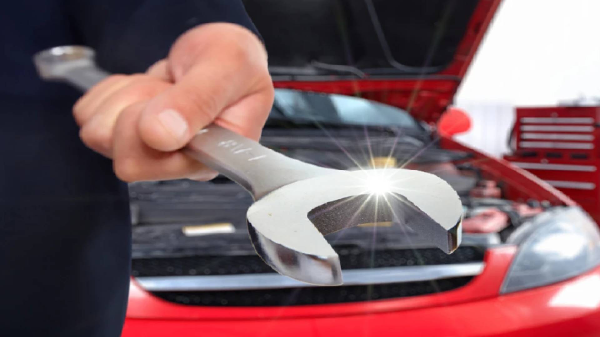 صورة تعبيرية لشخص يصلح مركبة