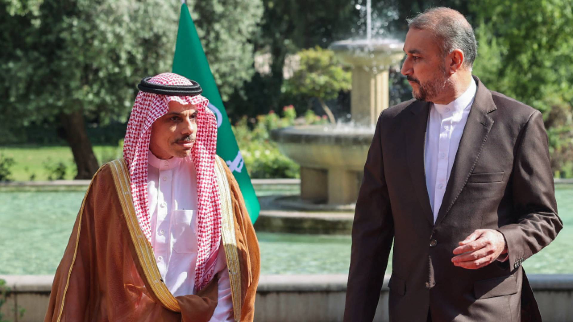 وزير الخارجية الإيراني يرحب بنظيره السعودي في طهران