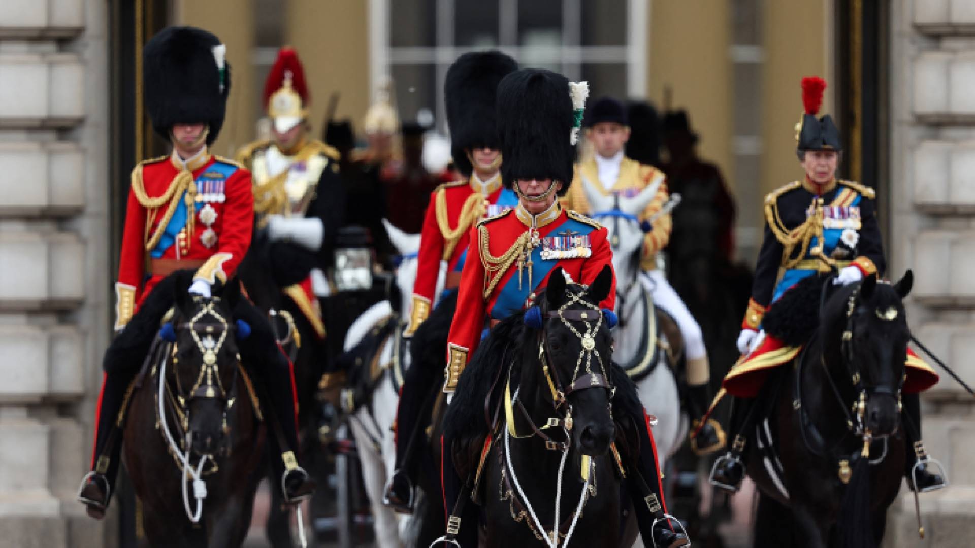 موكب ملك بريطانيا بمناسبة عيد ميلاده