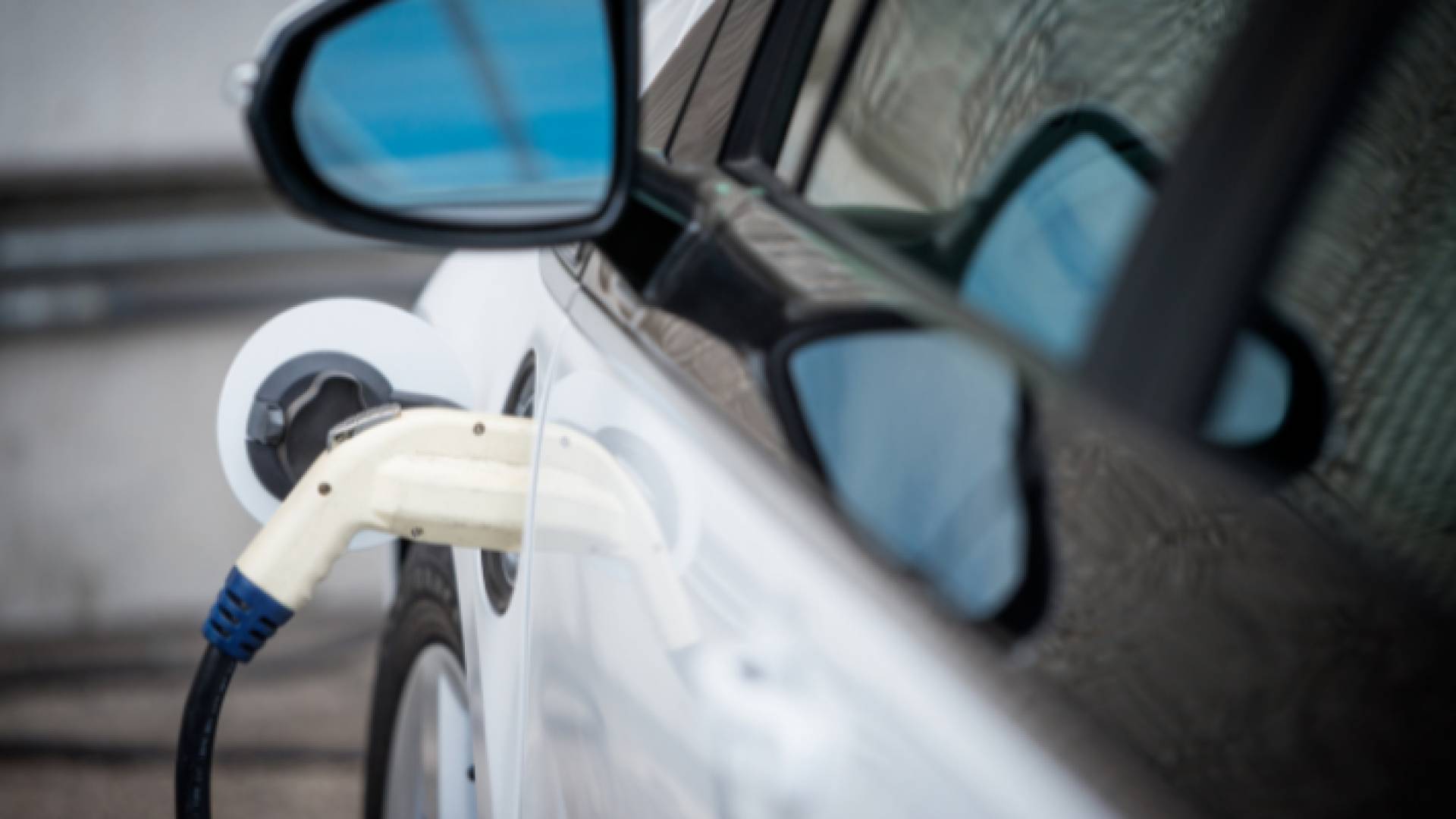 شحن مركبة كهربائية