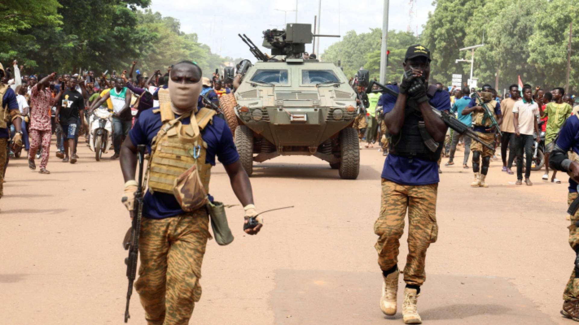 عناصر الجيش في بوركينا فاسو أثناء التعامل مع حدث أمني