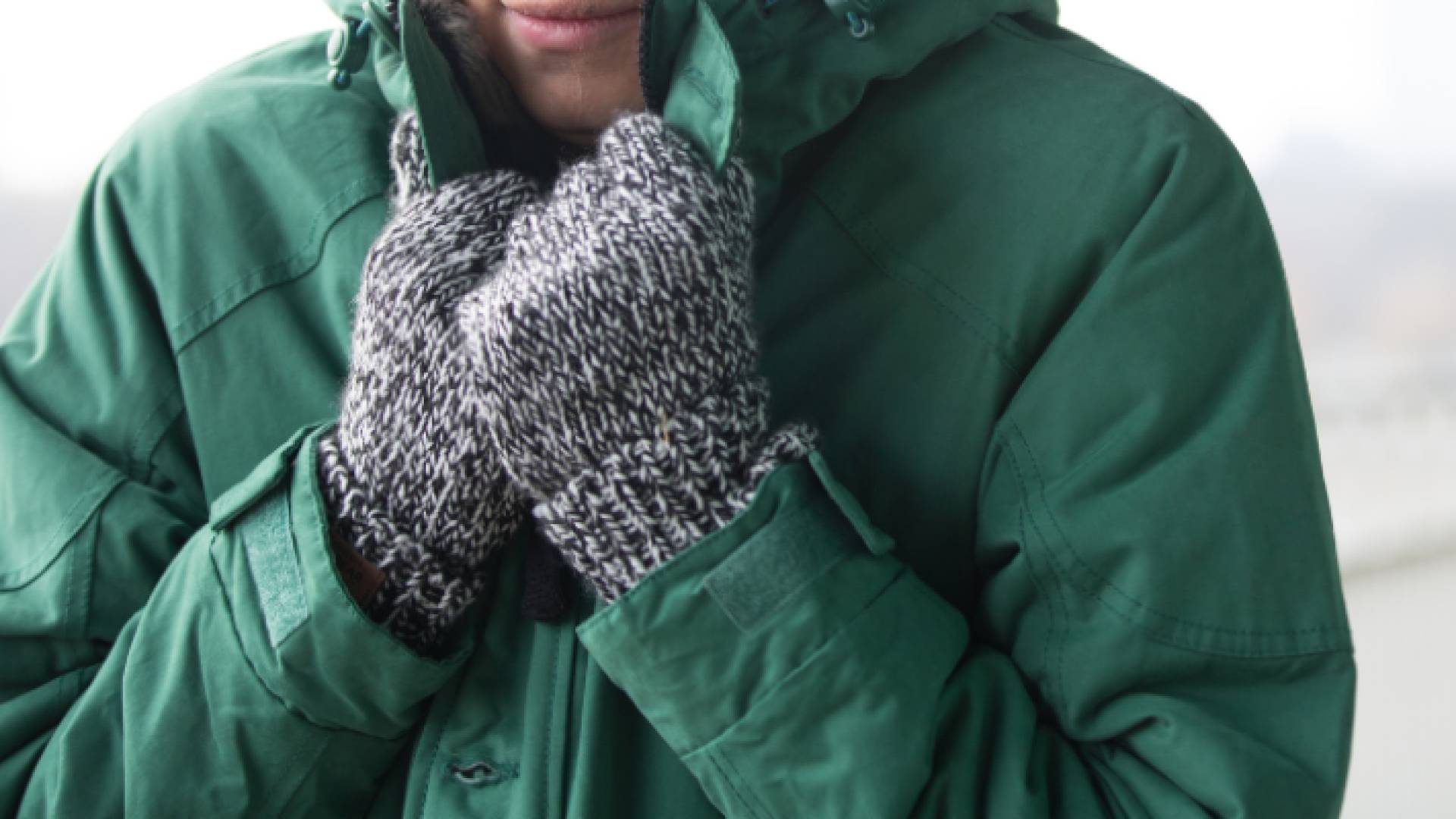 شخص يرتدي ملابس دافئة