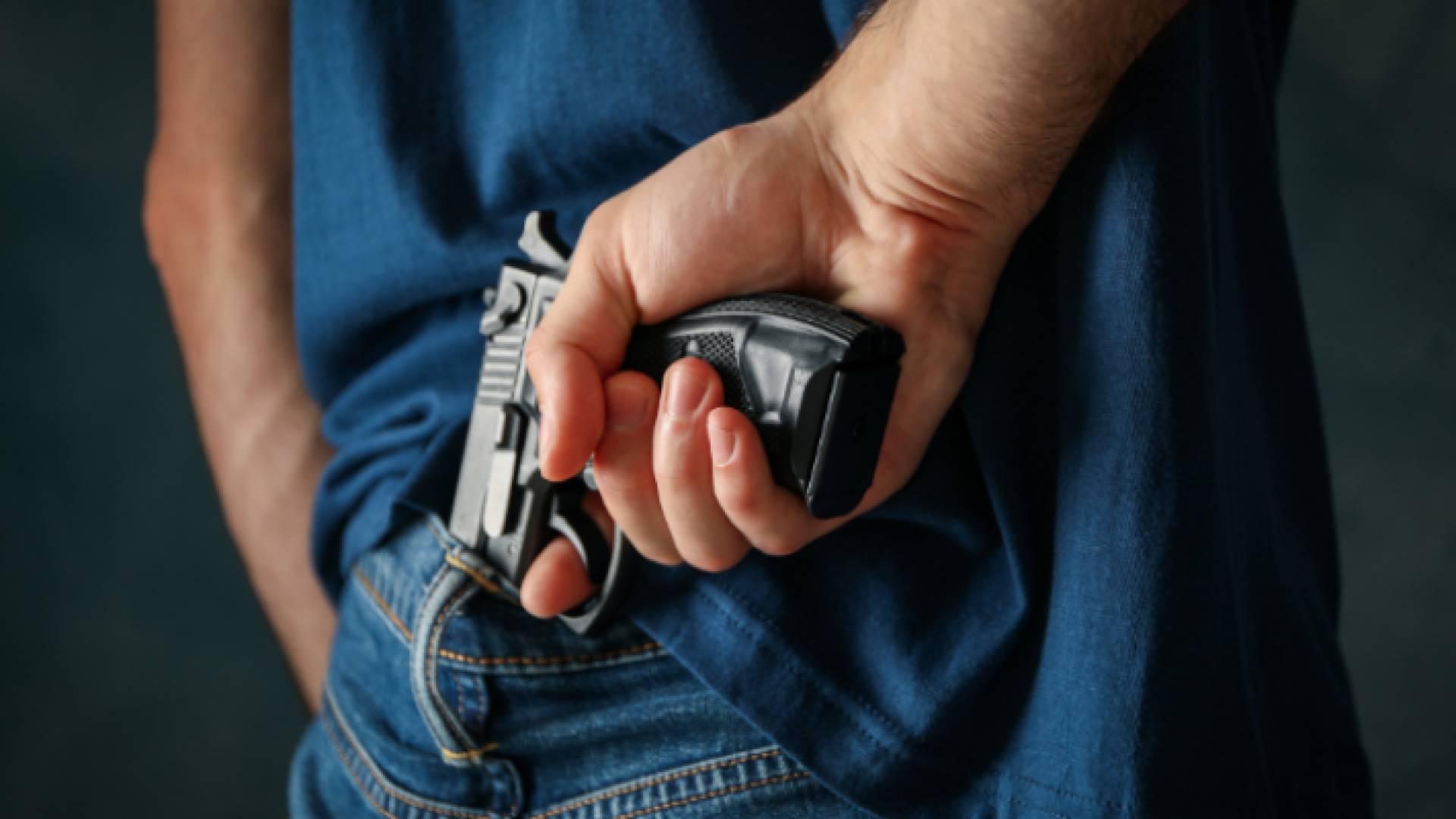 شخص يحمل يخفي خلفه