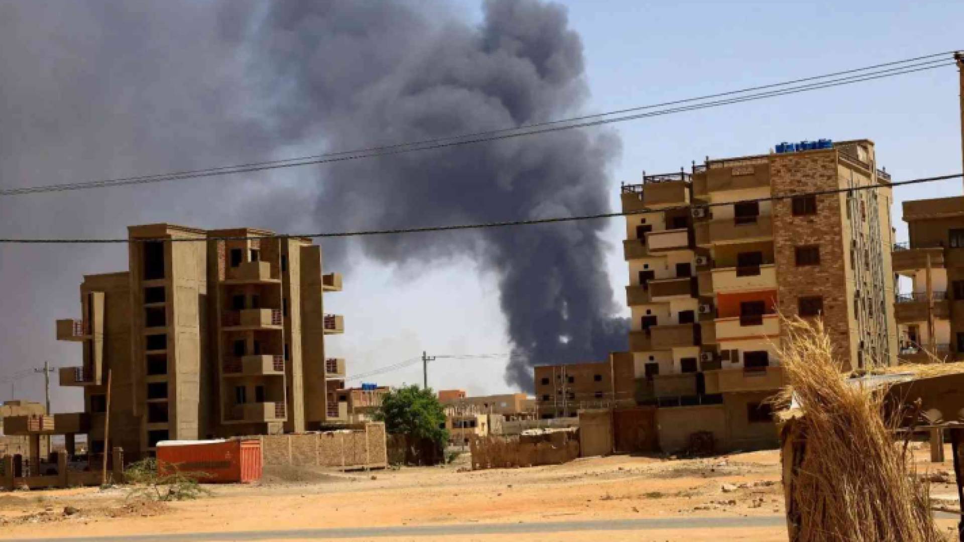 تصاعد أعمدة الدخان في السودان إثر الاشتباكات