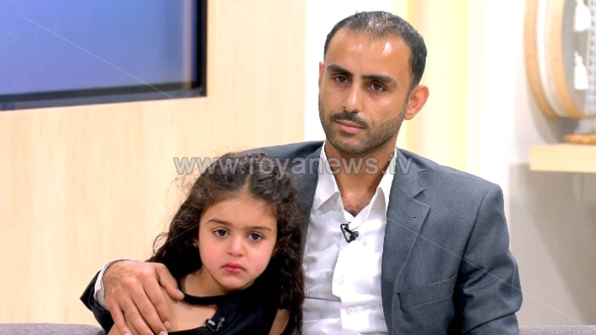 الرقيب أحمد غليلات وطفلته أرياف