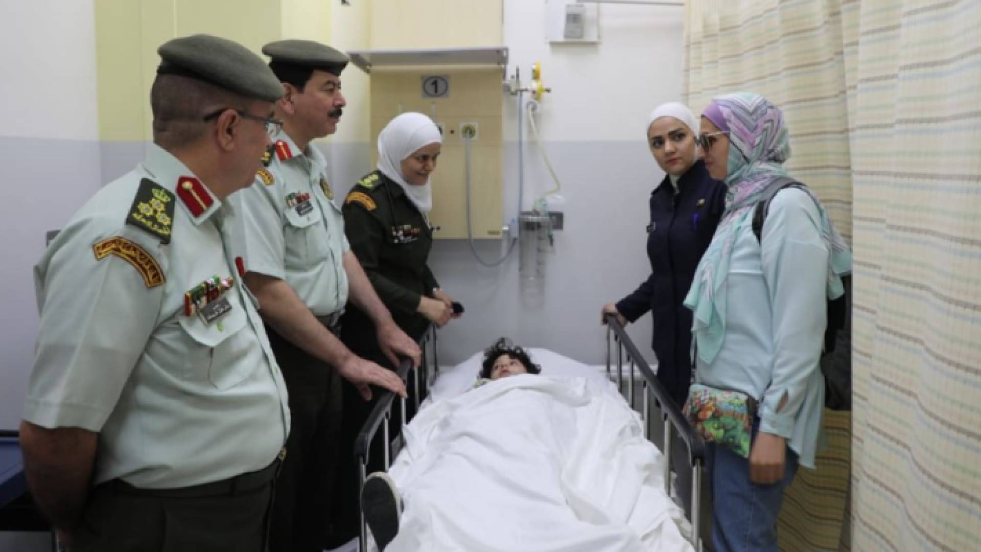 صورة للطفل والكادر الطبي