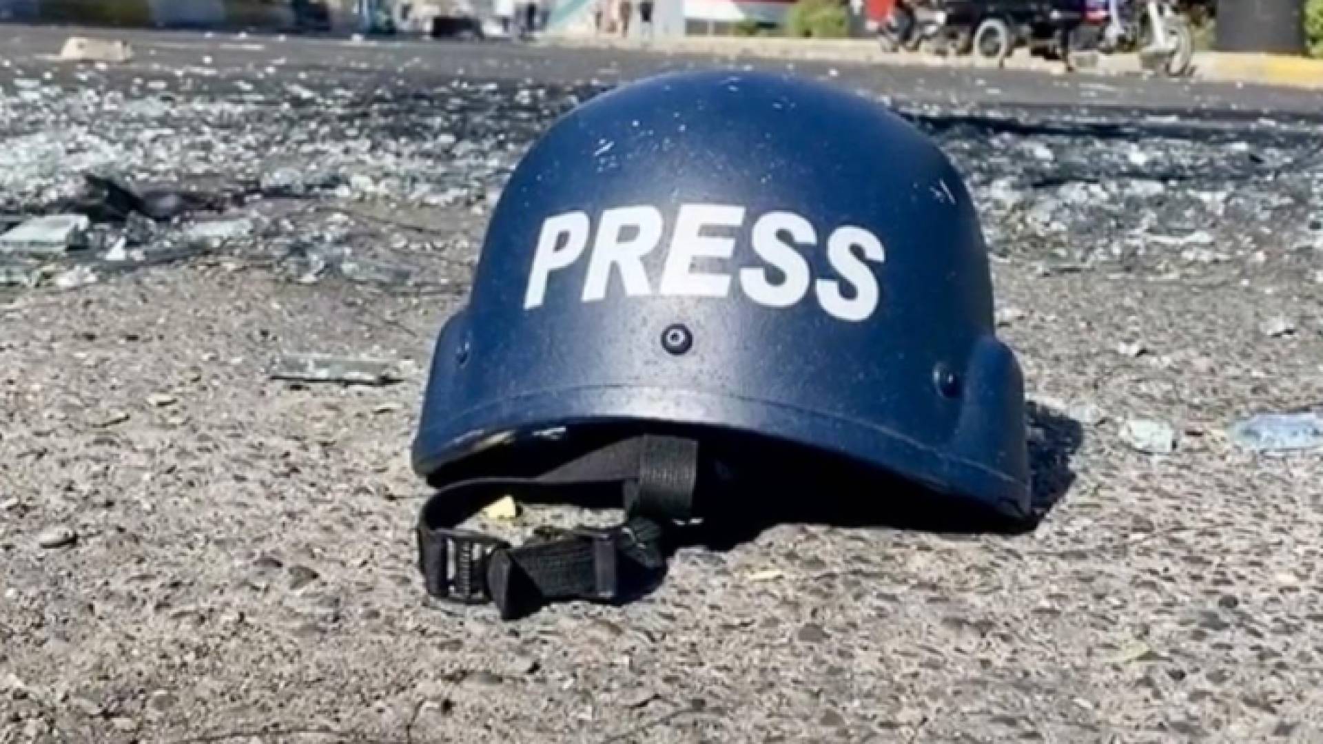 خوذة ملقاة على الأرض إثر اعتداء على صحفي "تعبيرية"