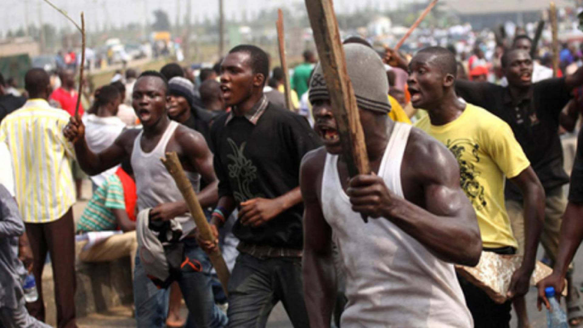 أشخاص في نيجيريا خلال صدامات أهلية