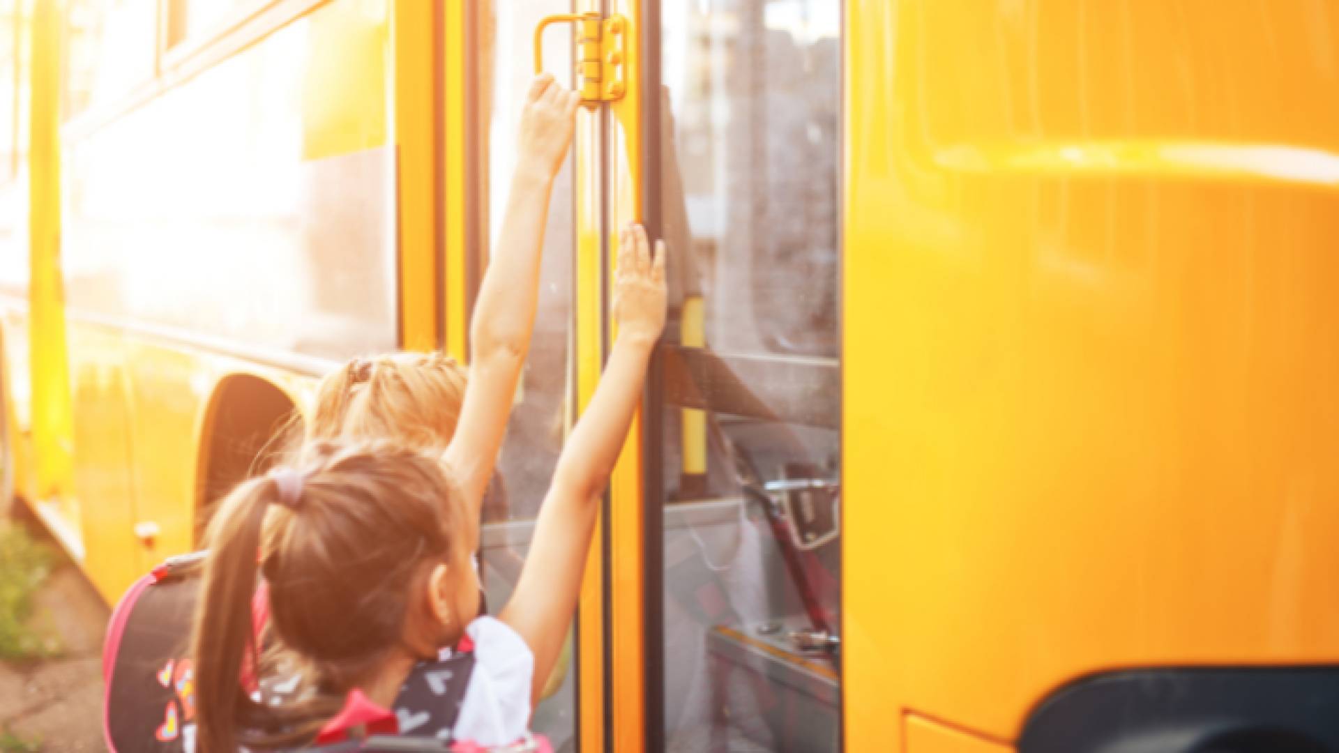 طالبتان تستعدان لركوب حافلة مدرسة "تعبيرية"