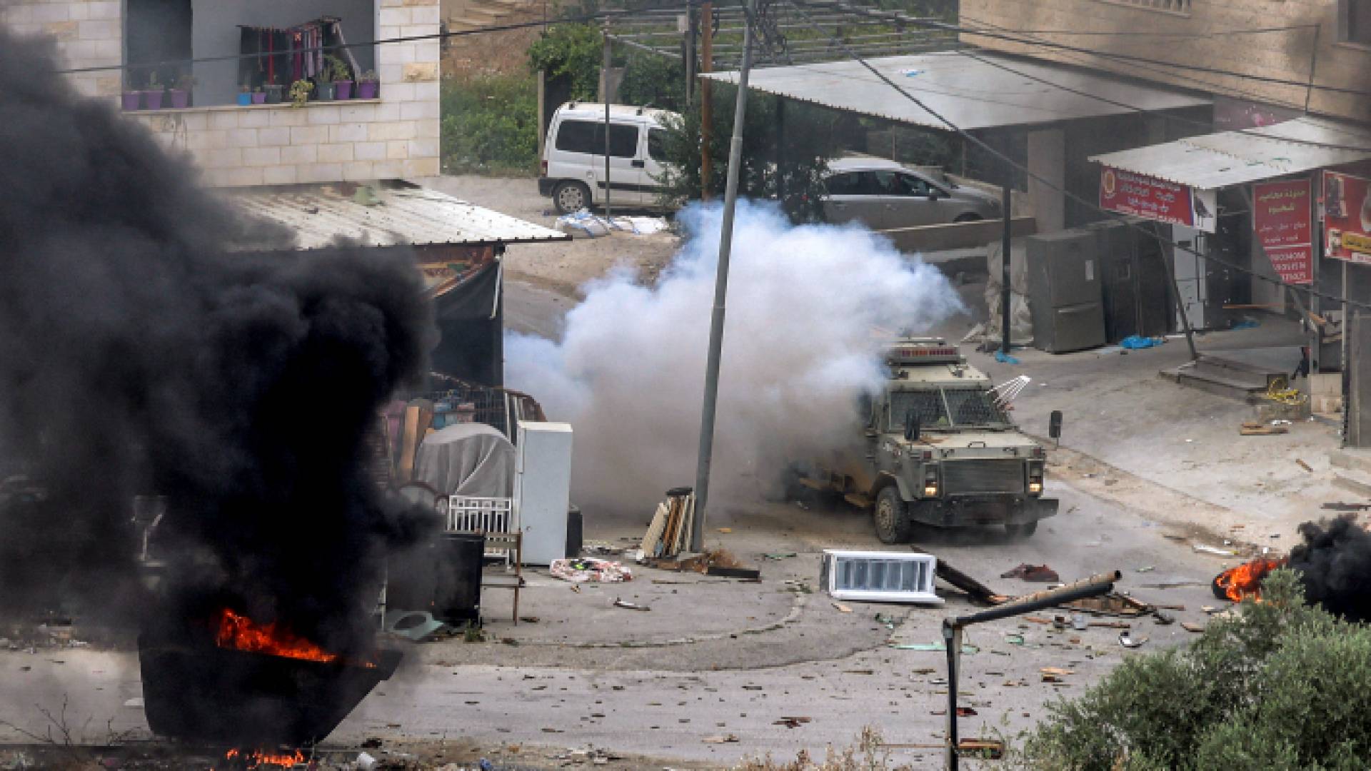 تفجير عبوة ناسفة بألية عسكرية للاحتلال