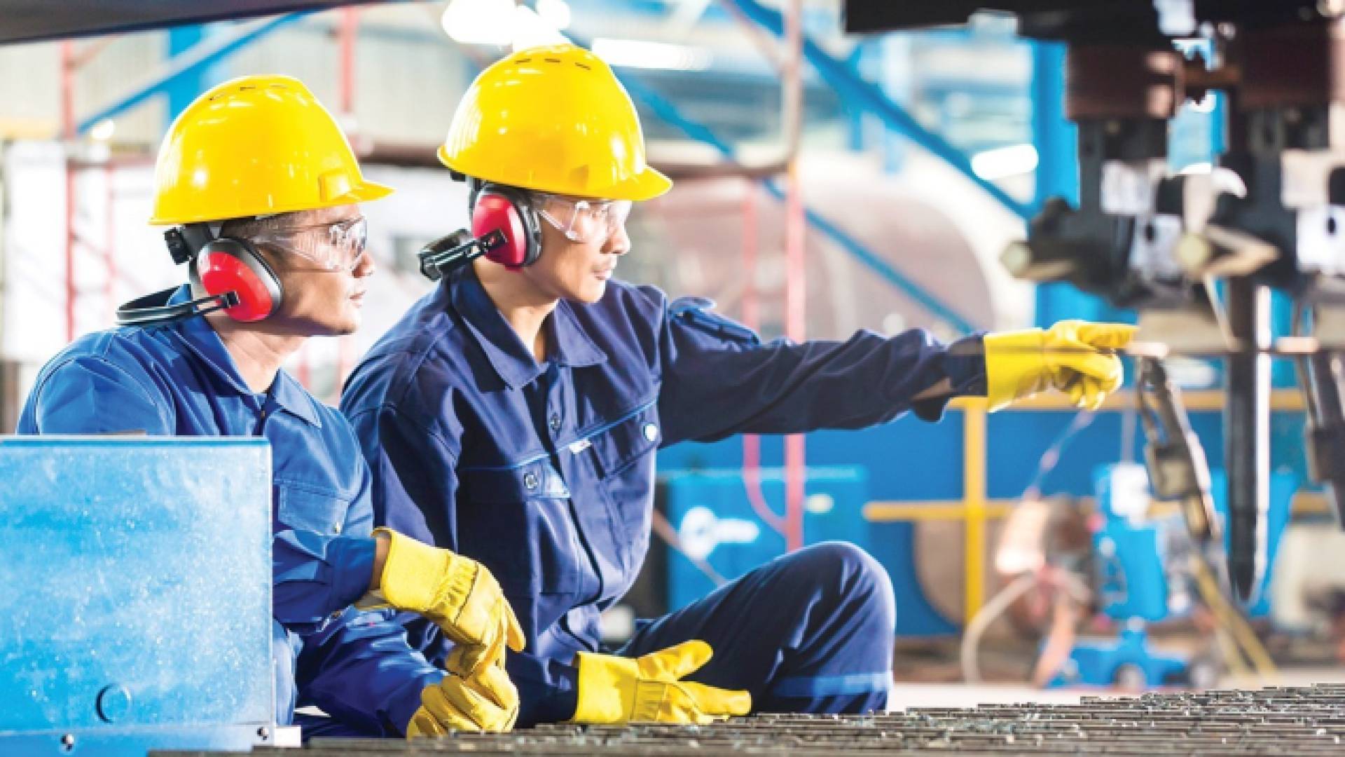 عاملان في أحد المصانع