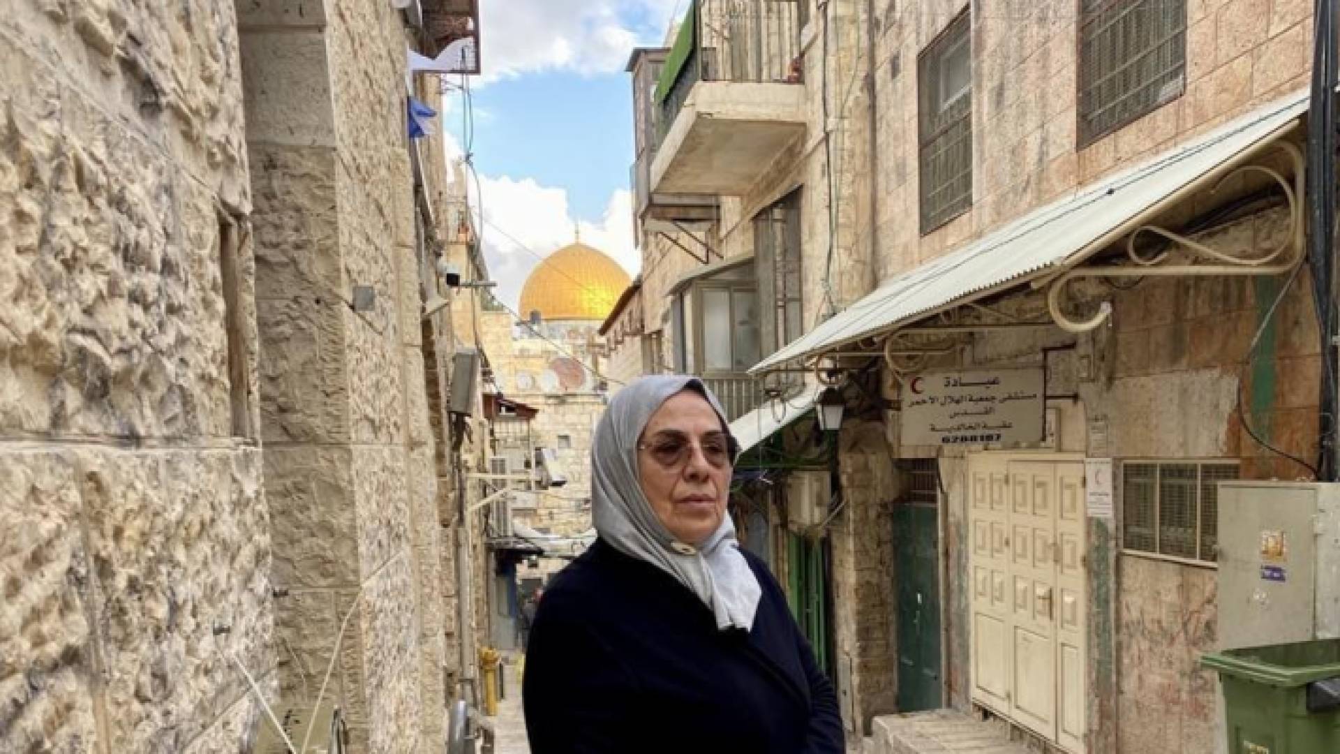 إحدى أفراد عائلة صب لبن