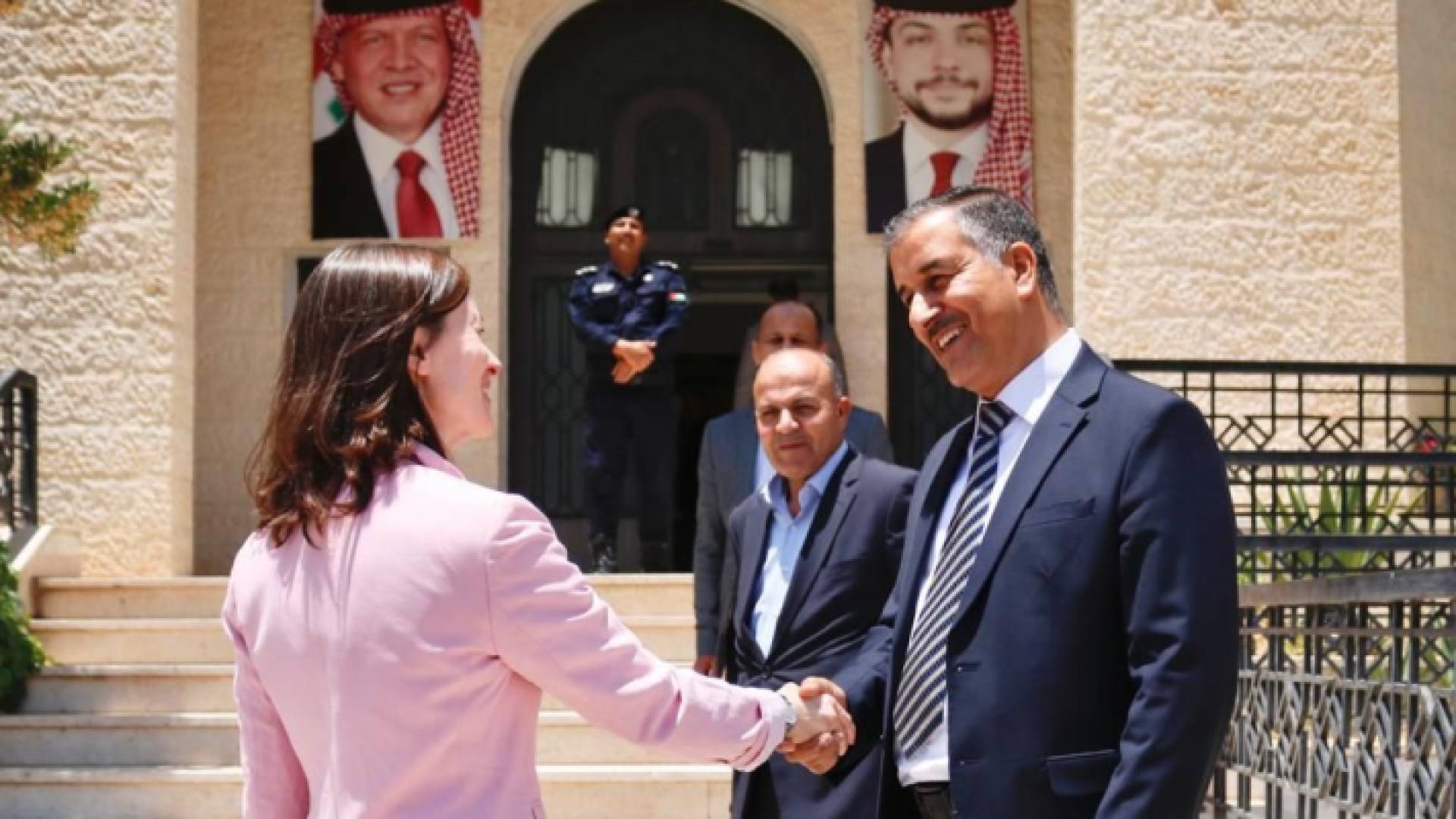 السفيرة خلال الزيارة